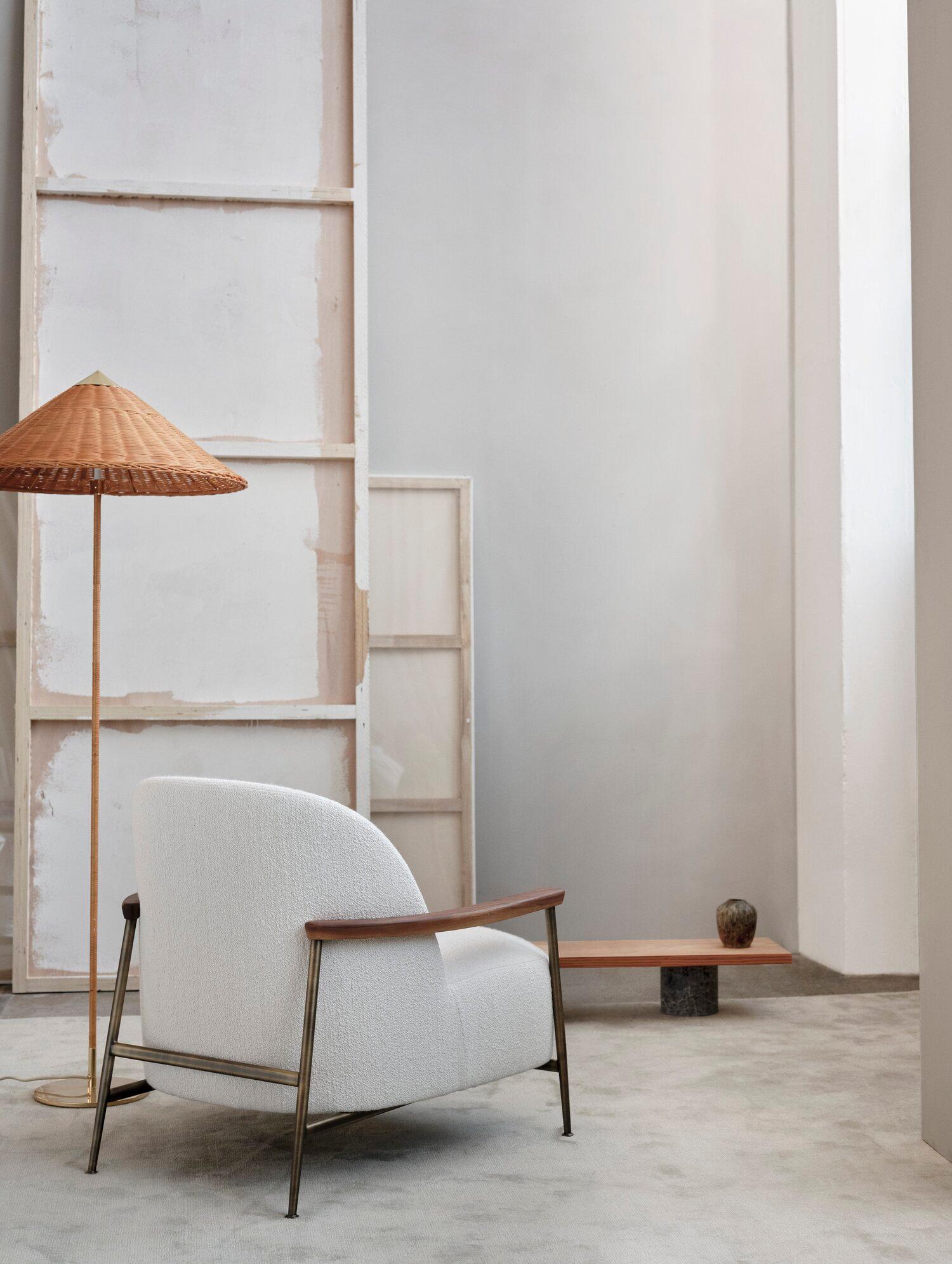 The 9602 floor lamp, also known as “Chinese Hat” was designed by Paavo Tynell in 1938 for the hotel Aulanko. Characterised by its elegant and airy lampshade and rattan-covered stem, the 9602 Floor Lamp shows the designer’s limitless imagination and