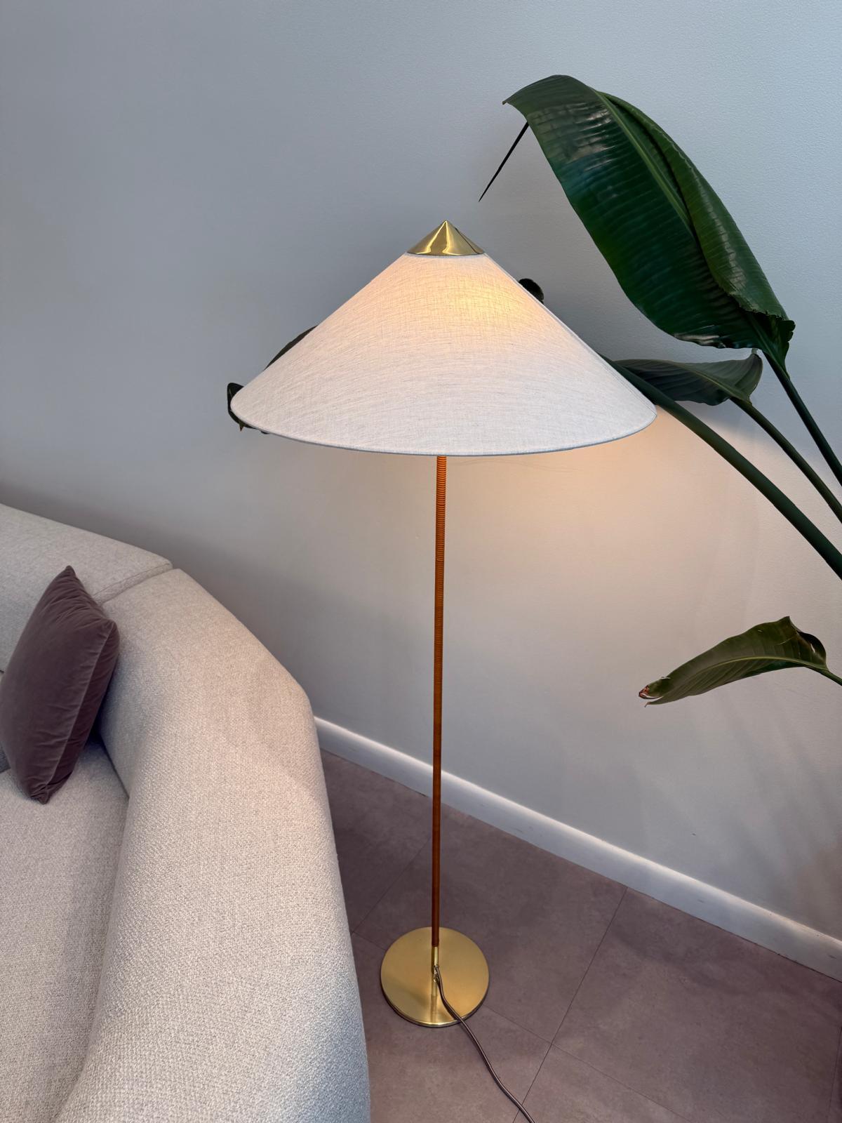 Gubi 9602 Lámpara de pie de Paavo Tynell en STOCK en Excelente estado para la venta en New York, NY