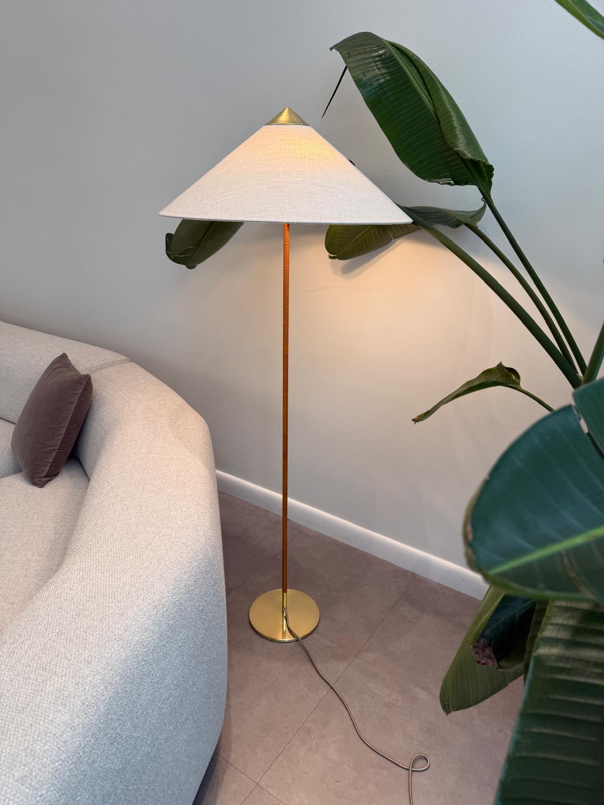 Gubi 9602 Lámpara de pie de Paavo Tynell en STOCK Vidrio en venta