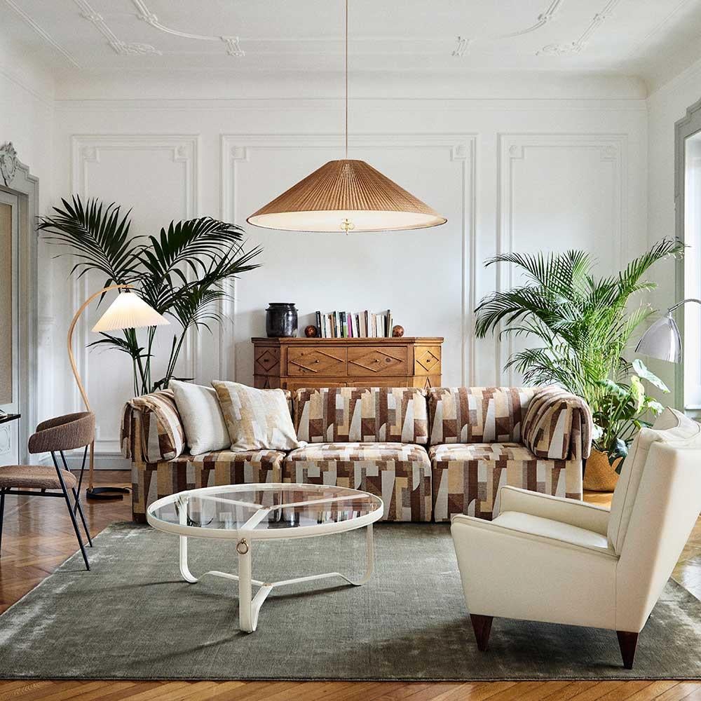 Il tavolino circolare Adnet è stato originariamente progettato dal modernista francese Jacques Adnet negli anni Cinquanta. Adnet era sempre in anticipo sulle tendenze contemporanee e divenne famoso per i suoi design all'avanguardia e per l'insolita
