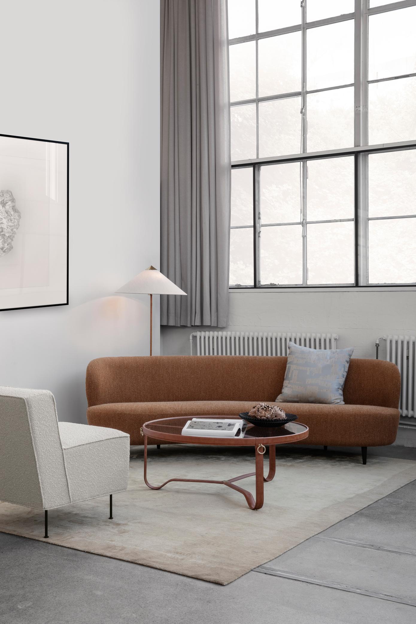 Il tavolino circolare Adnet è stato originariamente progettato dal modernista francese Jacques Adnet negli anni Cinquanta. Adnet era sempre in anticipo sulle tendenze contemporanee e divenne famoso per i suoi design all'avanguardia e per l'insolita