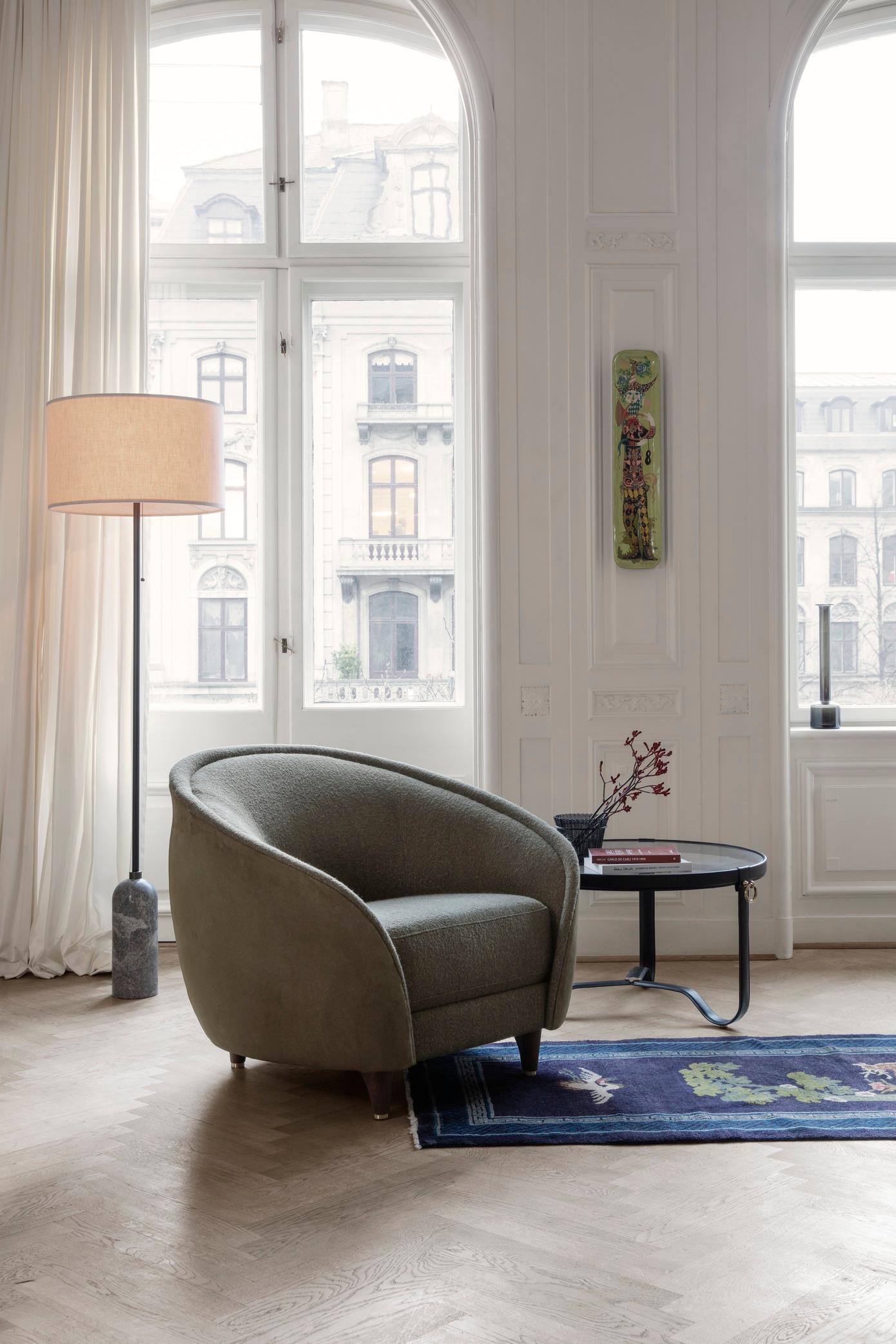 La Mesa de centro circular Adnet fue diseñada originalmente por el modernista francés Jacques Adnet en la década de 1950. Adnet siempre se adelantó a las tendencias contemporáneas y se hizo famoso por sus diseños vanguardistas y su inusual