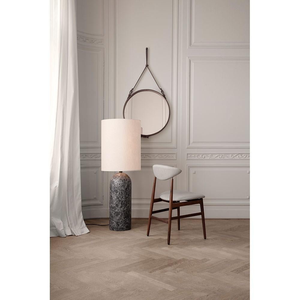 GUBI Miroir mural Adnet Circulaire Cuir Crème Ø58 cm par Jacques Adnet en vente 3