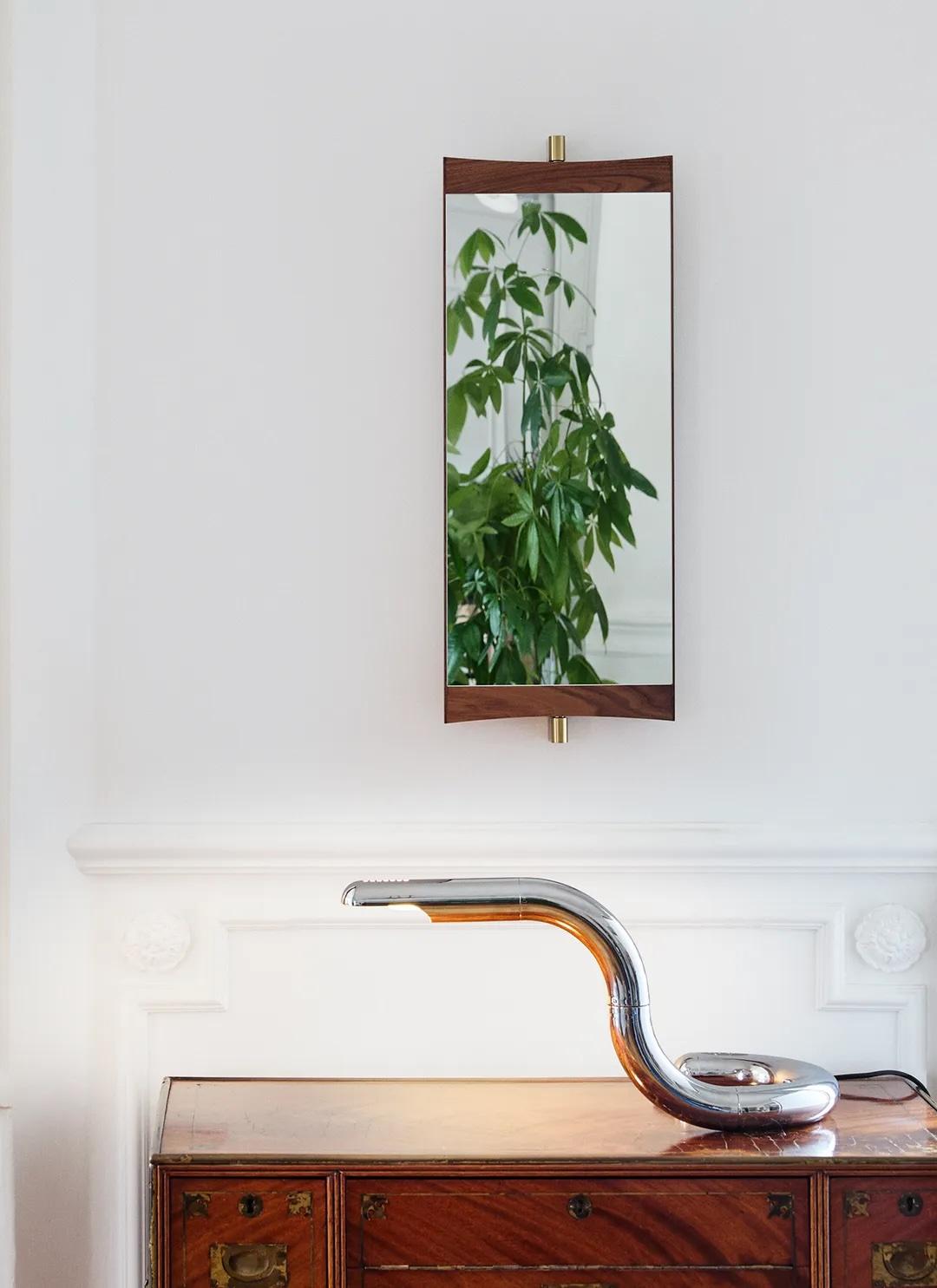 De forme serpentine, magnifiquement équilibrée et brillante comme un bijou, la lampe Aspide de Gianfranco Frattini est à la fois une pièce de design industriel brillamment pratique et une déclaration de design irrésistiblement ludique. Développée