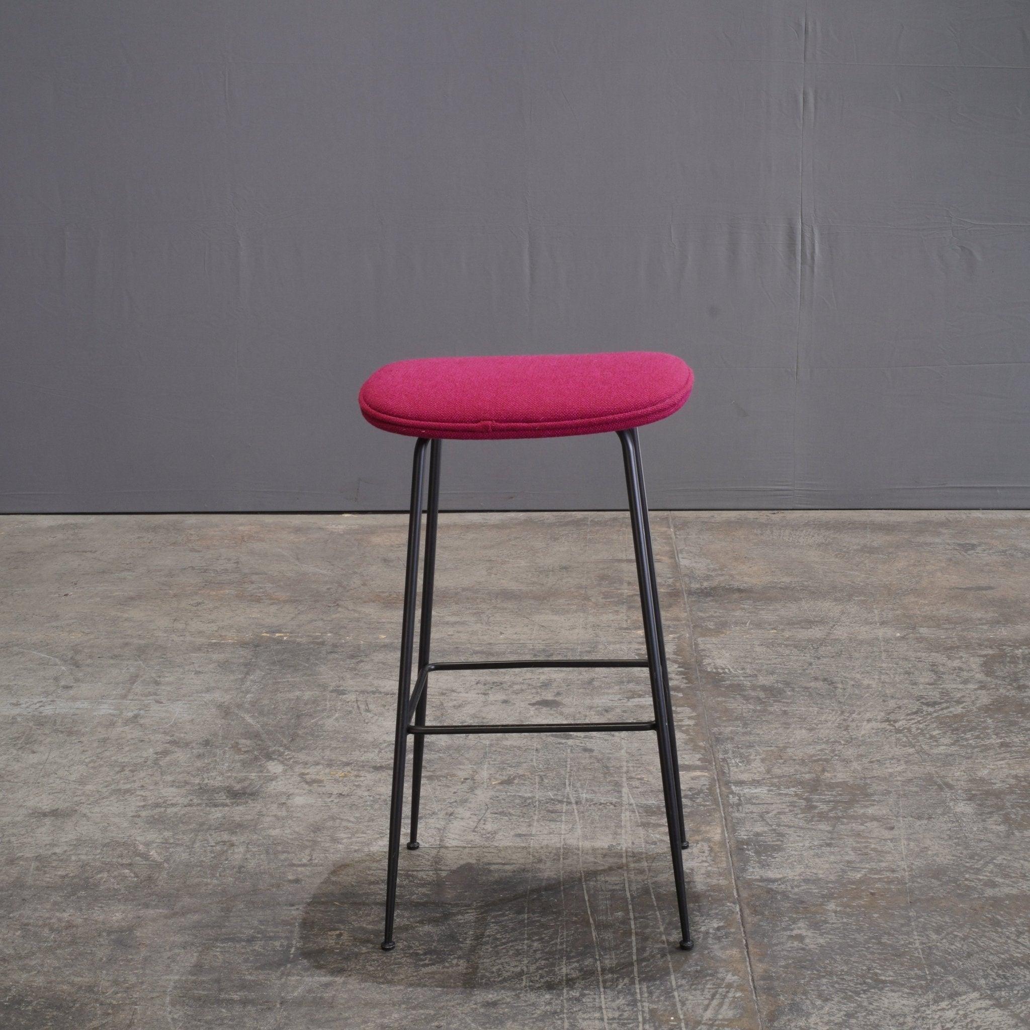 Der Gubi Beetle Bar Chair von GamFratesi, gepolstert von Kvadrat, ist eine raffinierte Mischung aus skandinavischer Eleganz und zeitgenössischem Design. Die schlanke Silhouette des Stuhls ist von den anmutigen Konturen des Käfers inspiriert und