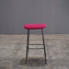 Sedia da bar Gubi Beetle di GamFratesi con rivestimento di Kvadrat