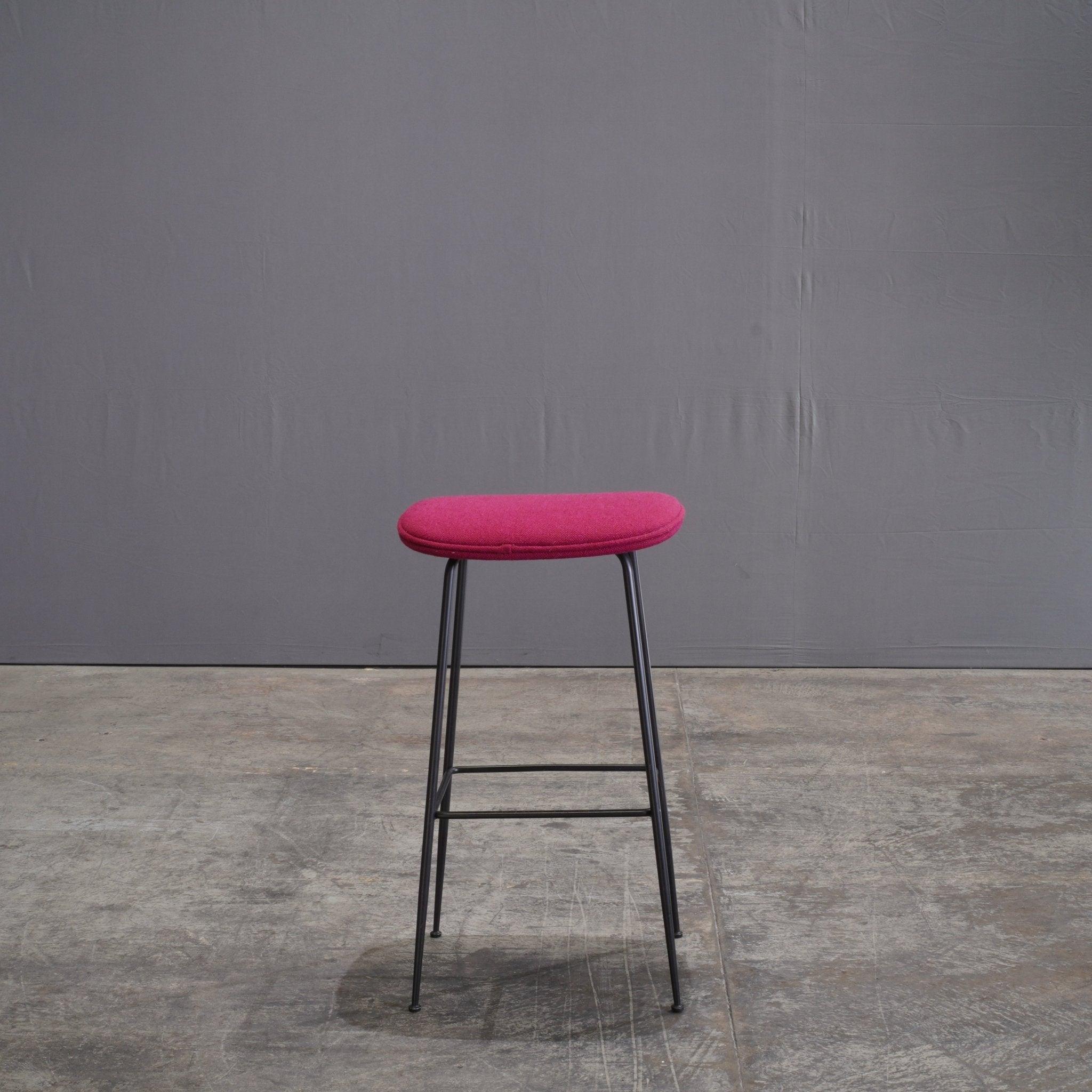 Gubi-Barstuhl mit Käferkäfig von GamFratesi, gepolstert von Kvadrat (Moderne der Mitte des Jahrhunderts) im Angebot