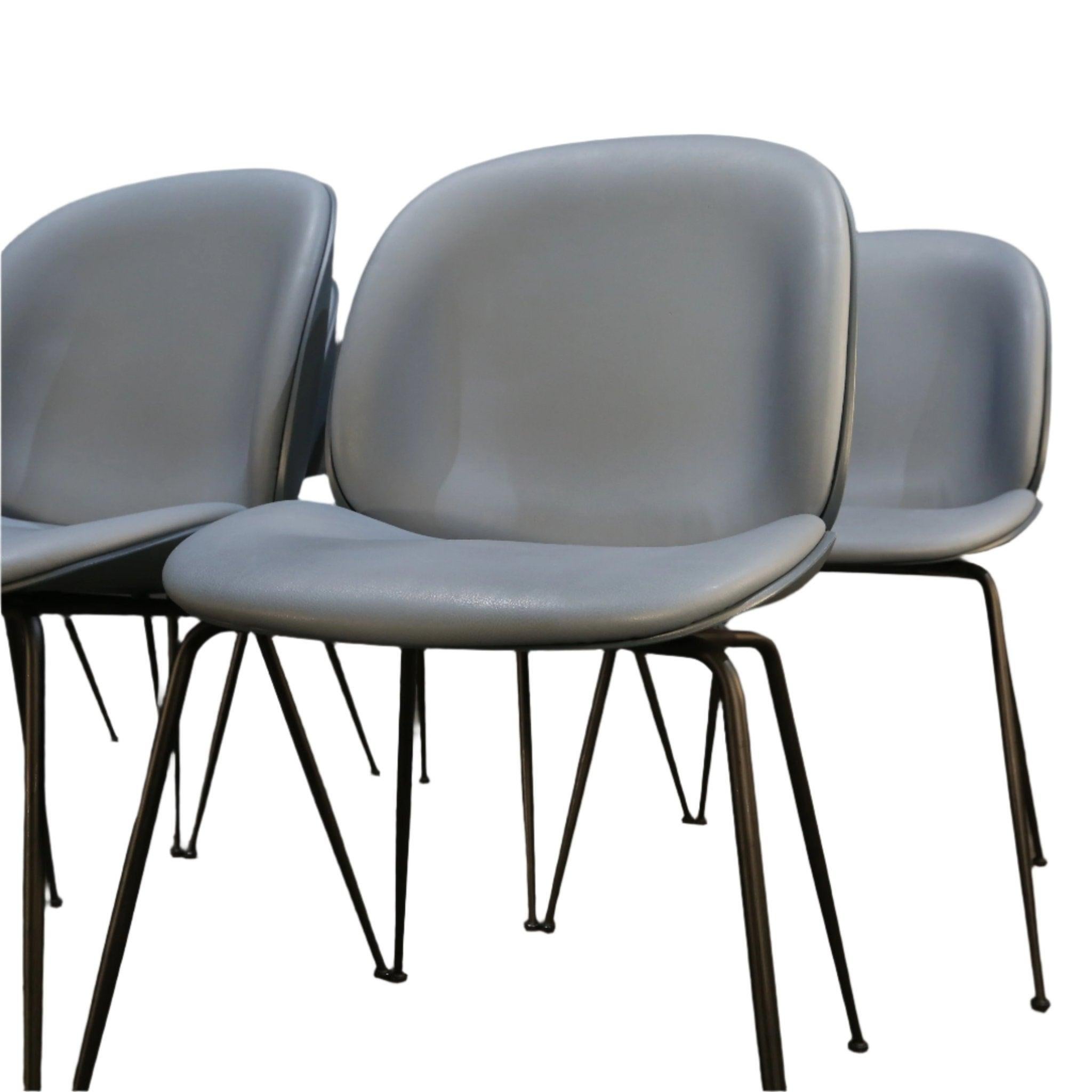Presentamos la Silla de Comedor Beetle de Gubi, un complemento impresionante para cualquier comedor. Fabricada con precisión y atención al detalle, esta silla presenta un diseño elegante y moderno que destila lujo y sofisticación. El respaldo