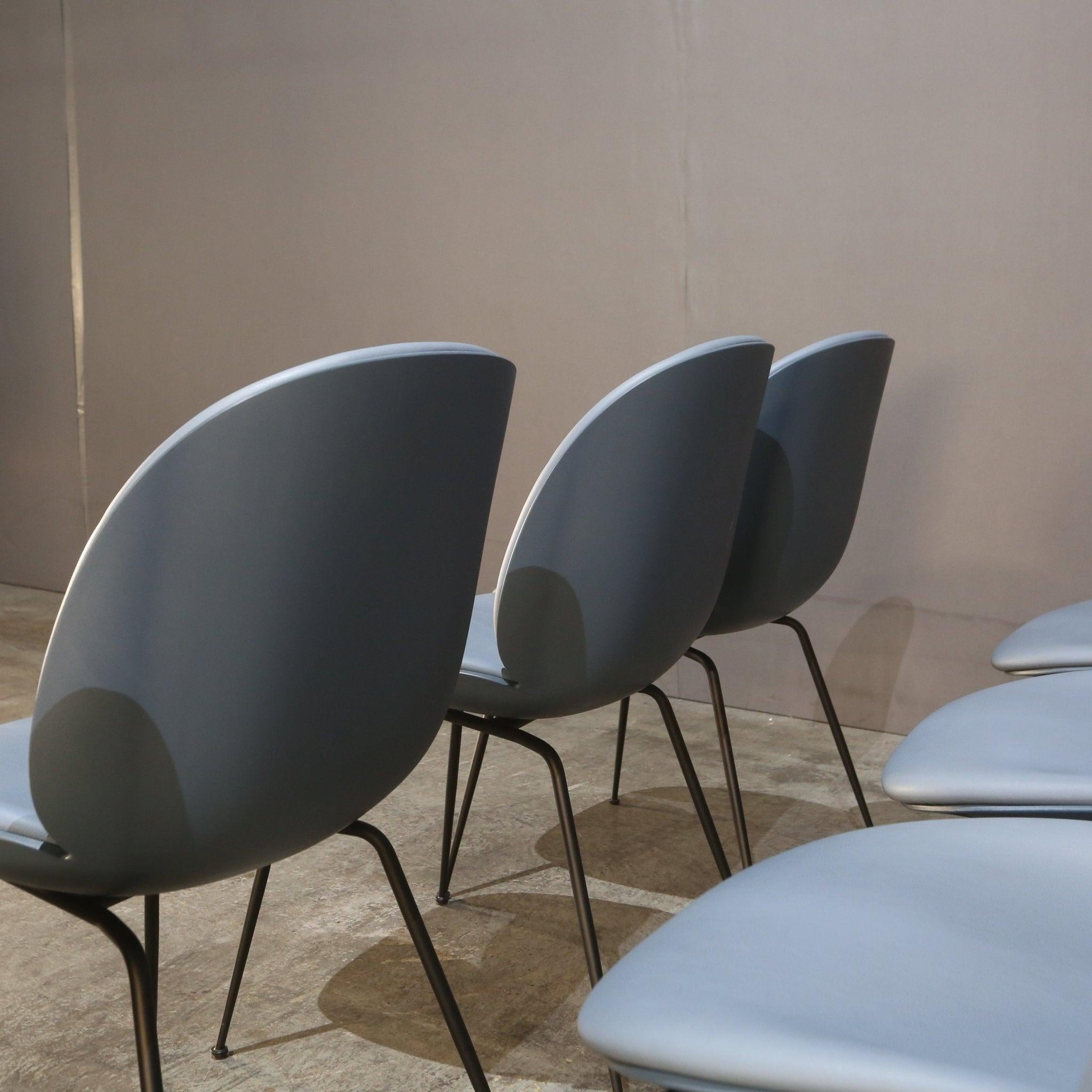 Silla de comedor Gubi Beetle by GamFratsei Danés