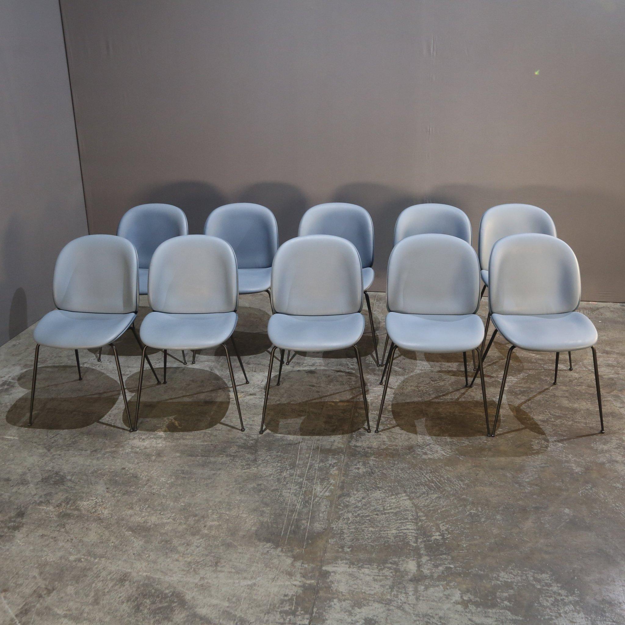 Gubi présente la chaise de salle à manger Beetle, un ajout étonnant à tout espace de salle à manger. Fabriquée avec précision et souci du détail, cette chaise présente un design épuré et moderne qui respire le luxe et la sophistication. Le dossier