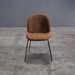 Sillas de comedor Gubi Beetle de GamFratesi Tapizadas con Ria, Kvadrat Raf Simons