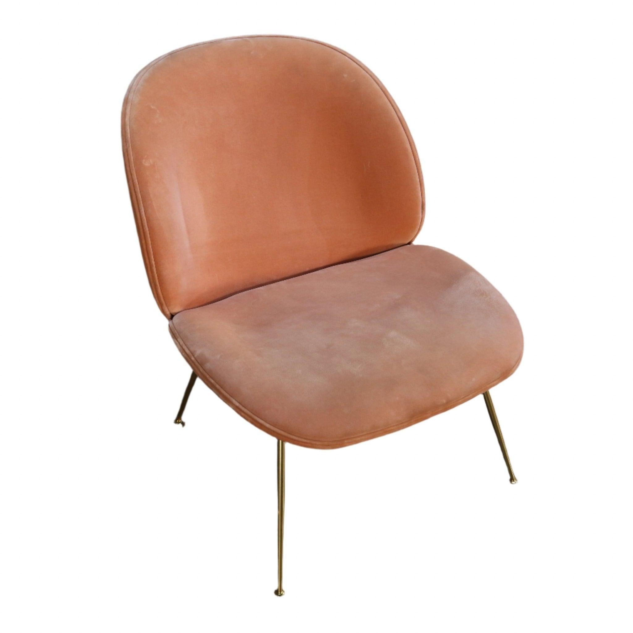 Der Gubi Beetle Pink Velvet Lounge Chair ist eine luxuriöse Ergänzung für jeden Wohnbereich. Dieser Loungesessel mit seinem eleganten und modernen Design ist mit einem weichen rosa Samtbezug ausgestattet, der Eleganz und Raffinesse ausstrahlt. Die