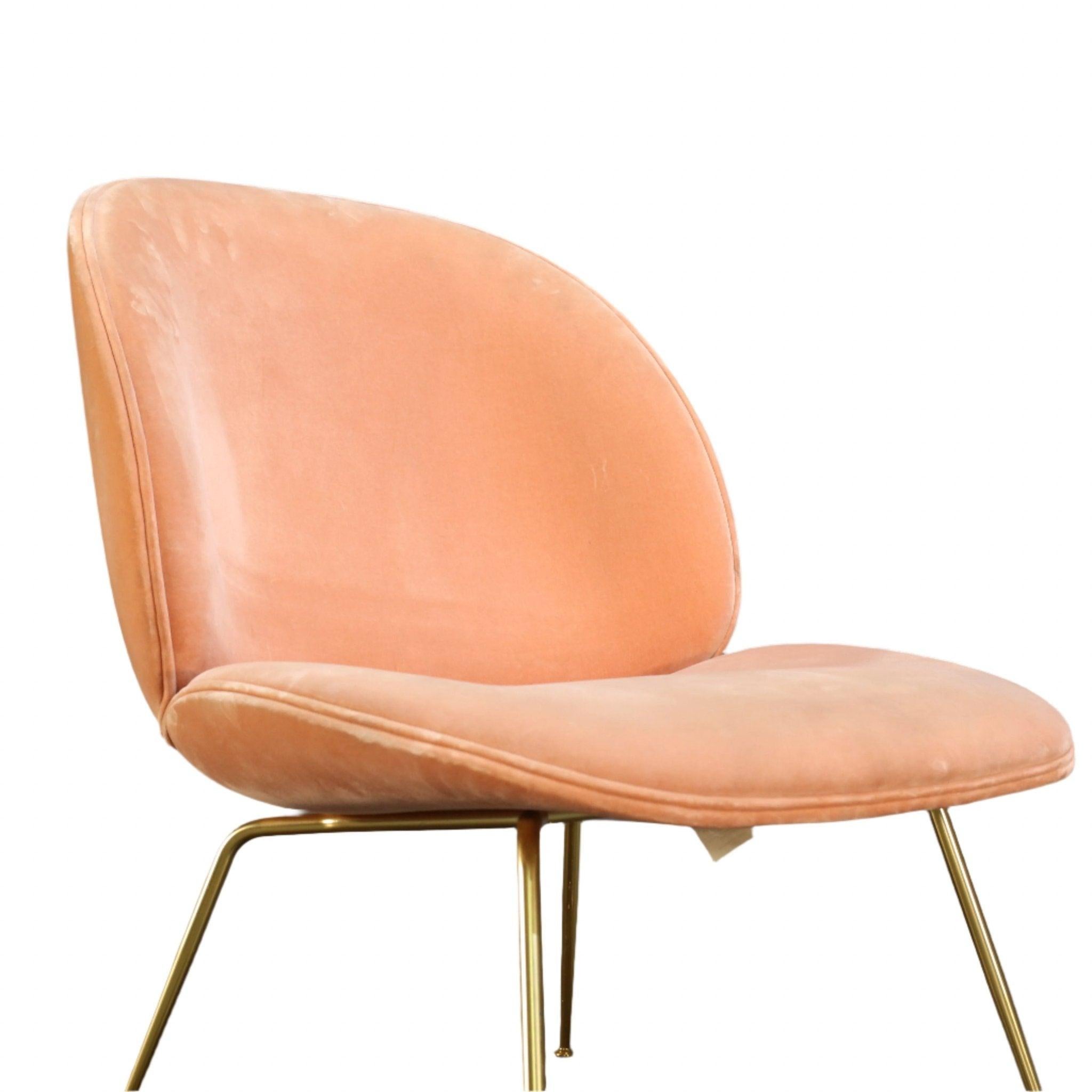 Gubi Beetle Rosa Samt-Loungesessel von GamFratsei (21. Jahrhundert und zeitgenössisch) im Angebot