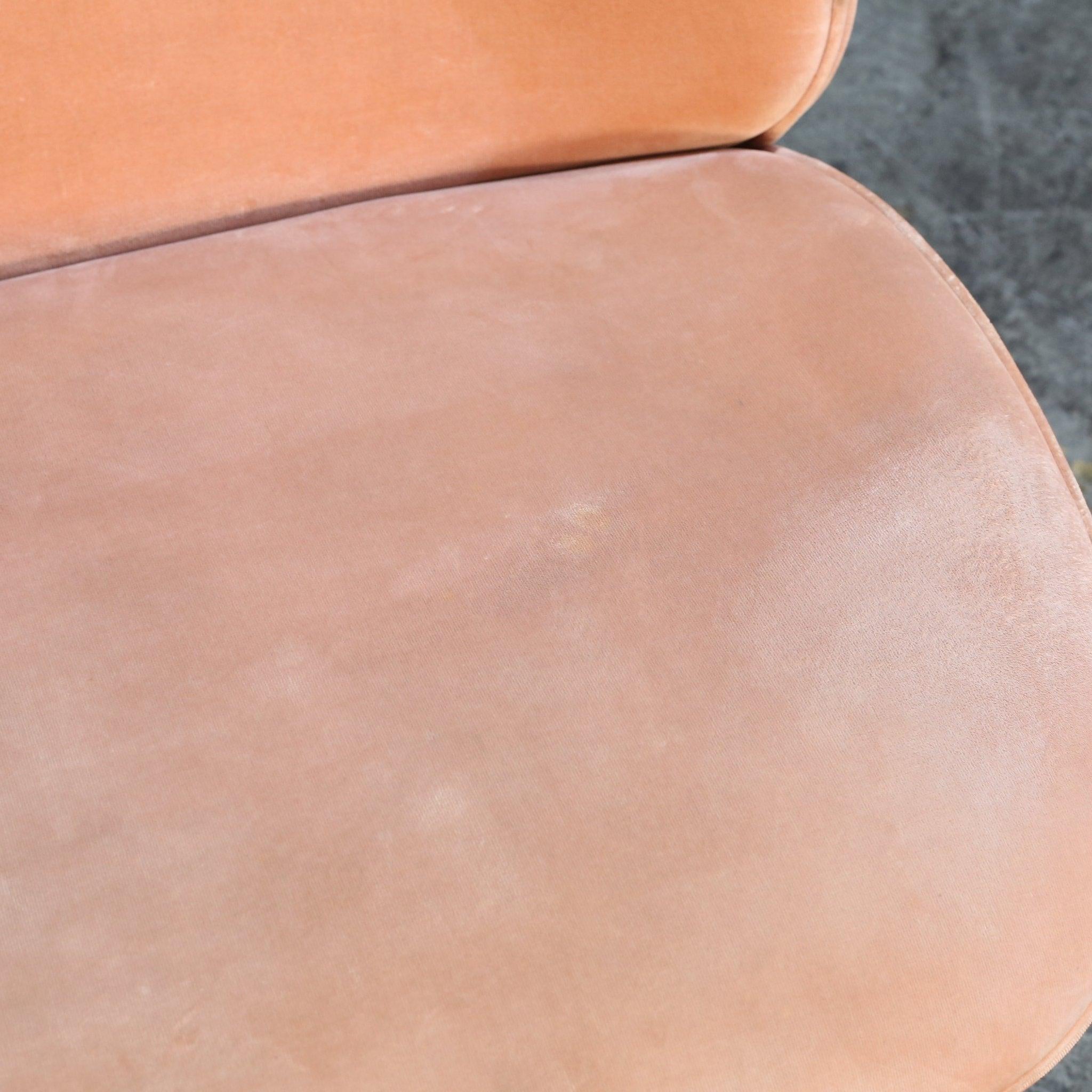 Gubi Beetle Rosa Samt-Loungesessel von GamFratsei (Metall) im Angebot
