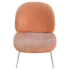 Fauteuil de salon Gubi Beetle en velours rose par GamFratsei