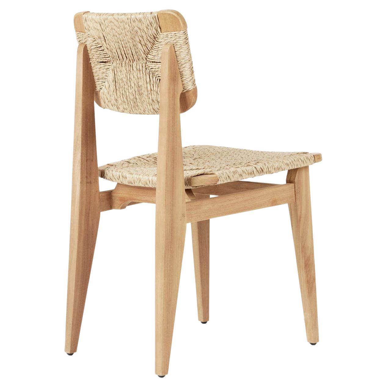 La C-Chair est optimisée pour l'extérieur, tant au niveau de l'ergonomie que de la matérialité. Les proportions ont été ajustées pour maximiser le confort et les cadres ont été soigneusement fabriqués avec une menuiserie traditionnelle en teck de