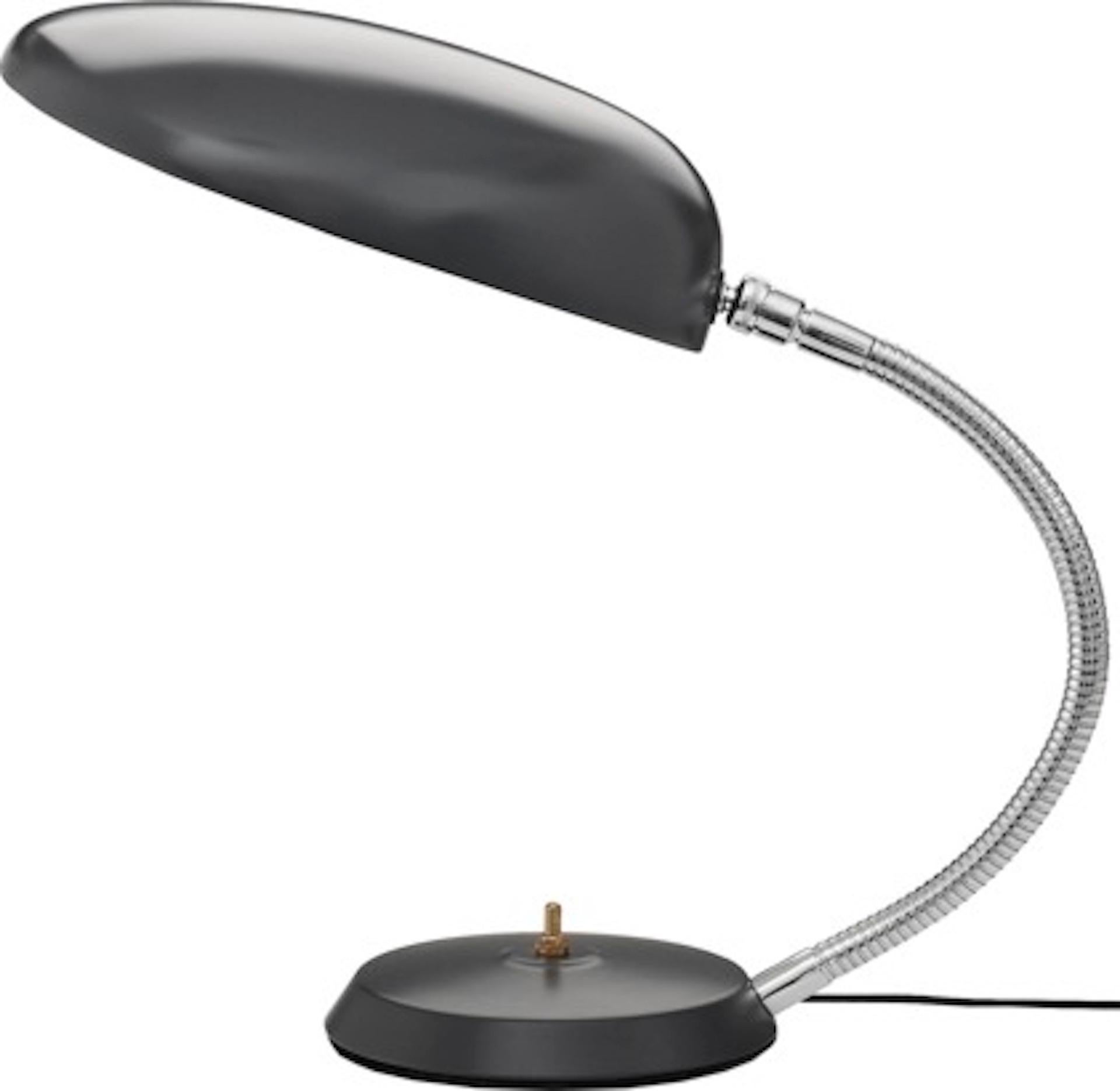 L'authentique lampe de table Cobra est l'une des créations les plus emblématiques de Greta M. Grossman. Cette lampe de table a été conçue dans les années 1950 et tire son nom de la forme de son abat-jour ovale, qui rappelle le cou d'un cobra. En