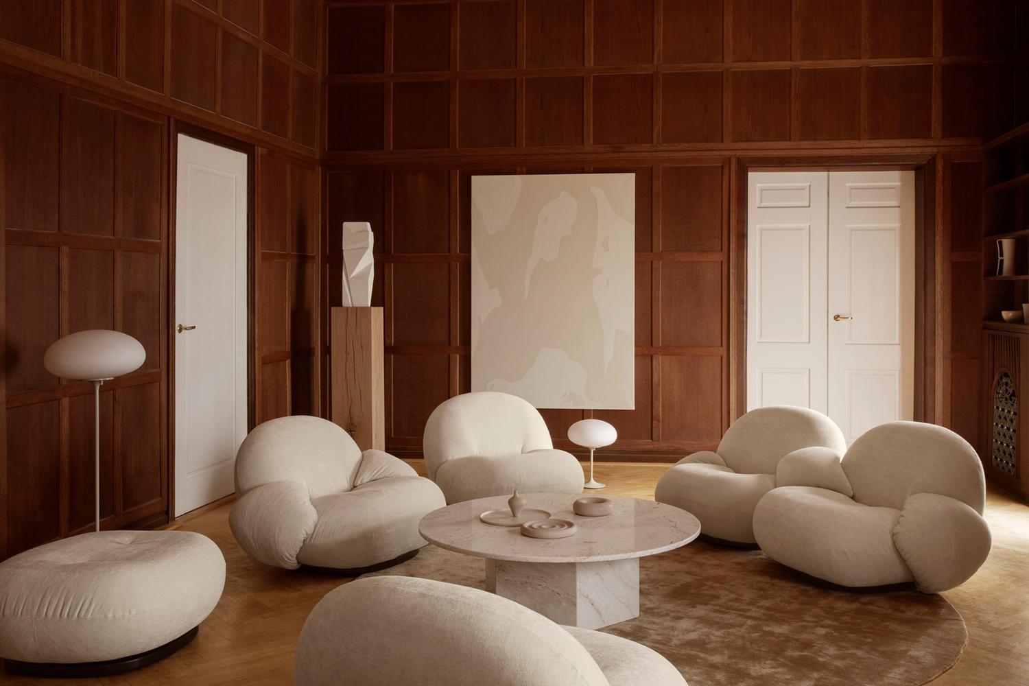 Nommée d'après les poèmes épiques de l'Antiquité, la table Epic de GamFratesi pour Gubi est un meuble sculptural inspiré des colonnes grecques et de l'architecture romaine. Fabriquée à l'origine en Italie à partir de travertin, la nouvelle variante
