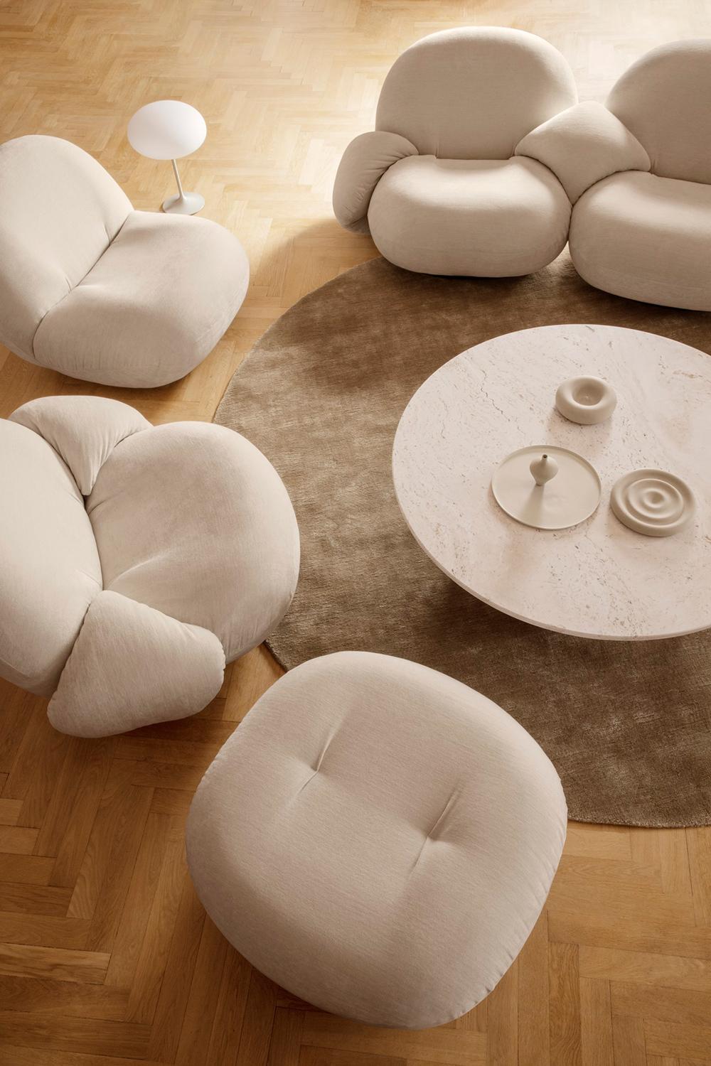 Mid-Century Modern GUBI Table basse Epic Neutre Blanc Travertin Ø110 cm par GamFratesi en vente