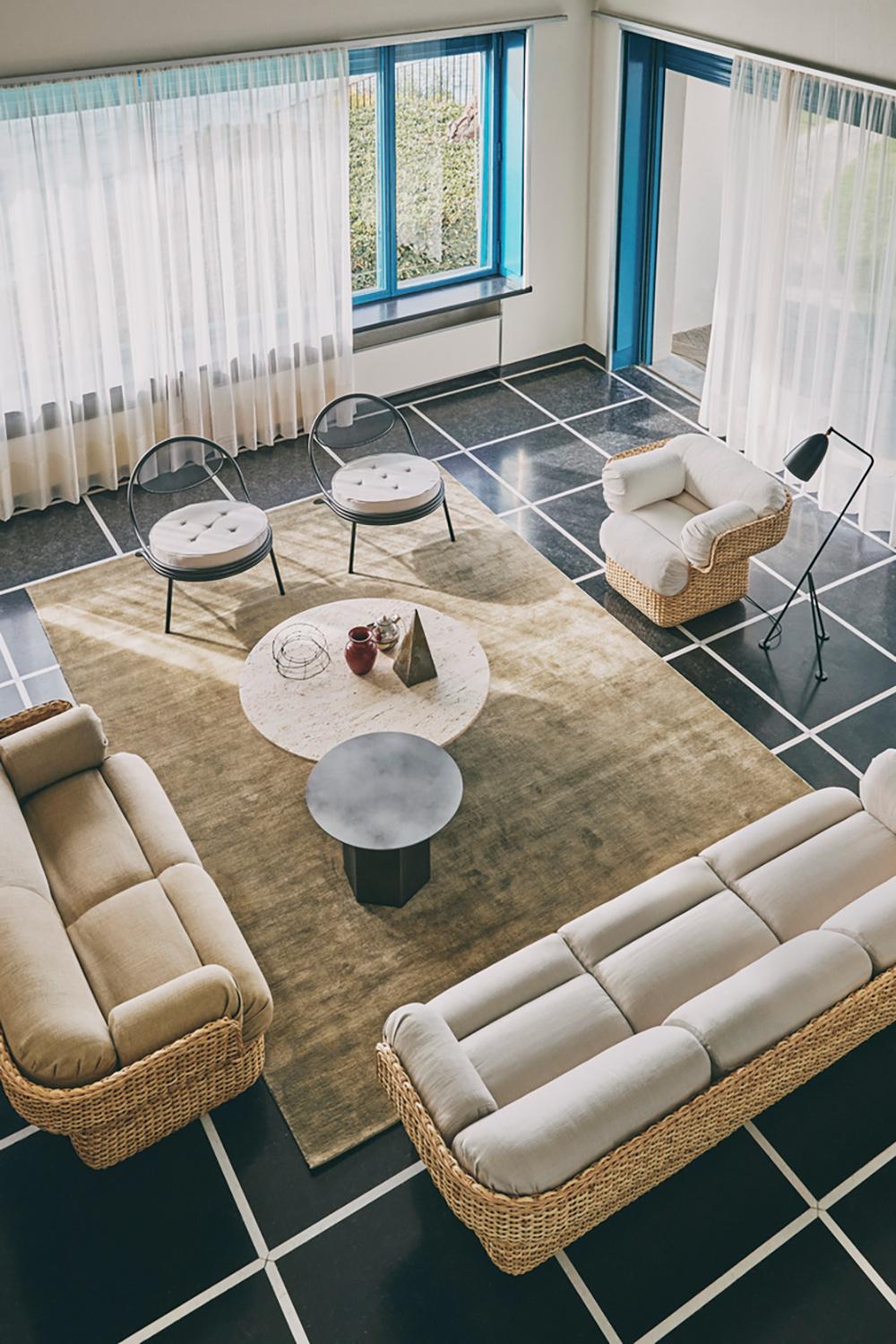 XXIe siècle et contemporain GUBI Table basse Epic Neutre Blanc Travertin Ø110 cm par GamFratesi en vente