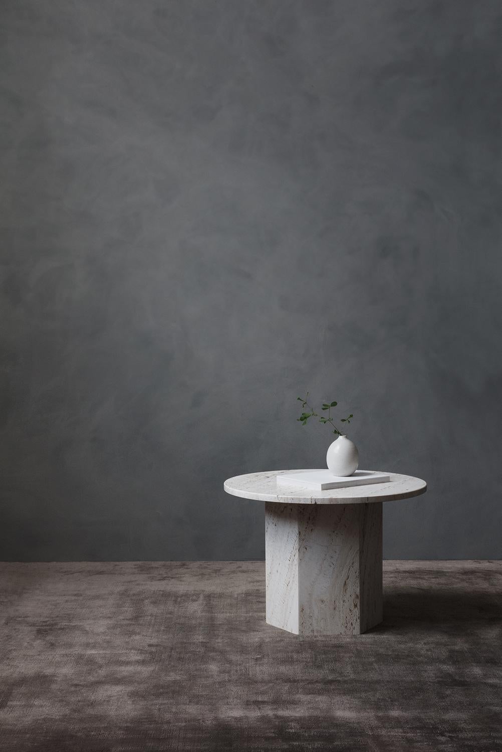 italien GUBI Table basse Epic Neutre Blanc Travertin Ø60 cm par GamFratesi en vente