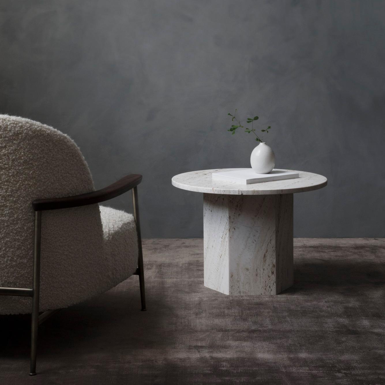 GUBI Table basse Epic Neutre Blanc Travertin Ø60 cm par GamFratesi Neuf - En vente à New York, NY