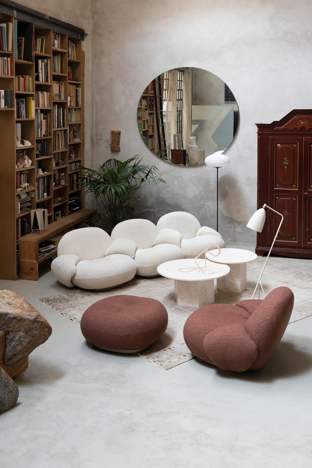 XXIe siècle et contemporain GUBI Table basse Epic Neutre Blanc Travertin Ø60 cm par GamFratesi en vente