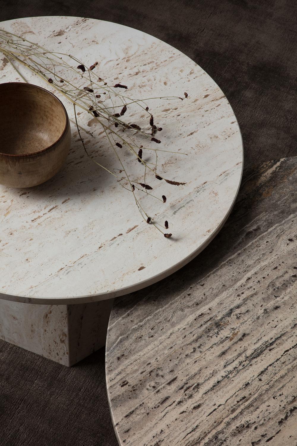 GUBI Table basse Epic Neutre Blanc Travertin Ø80 cm par GamFratesi en vente 5