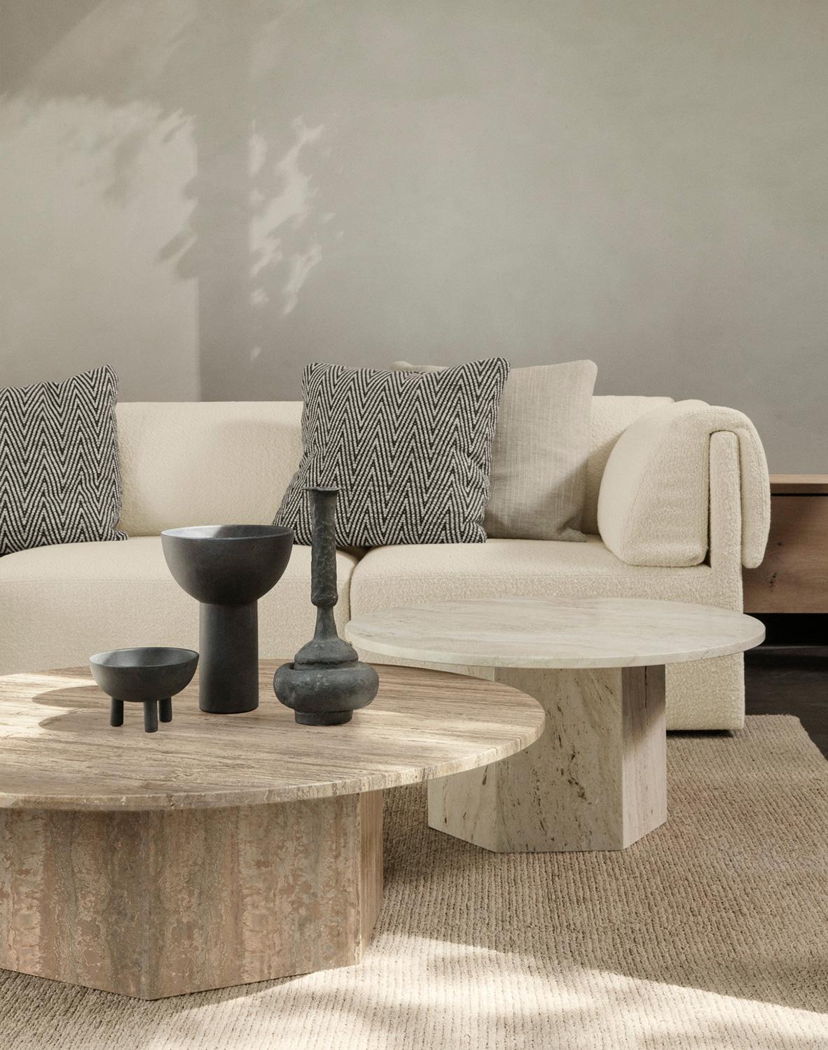italien GUBI Table basse Epic Neutre Blanc Travertin Ø80 cm par GamFratesi en vente