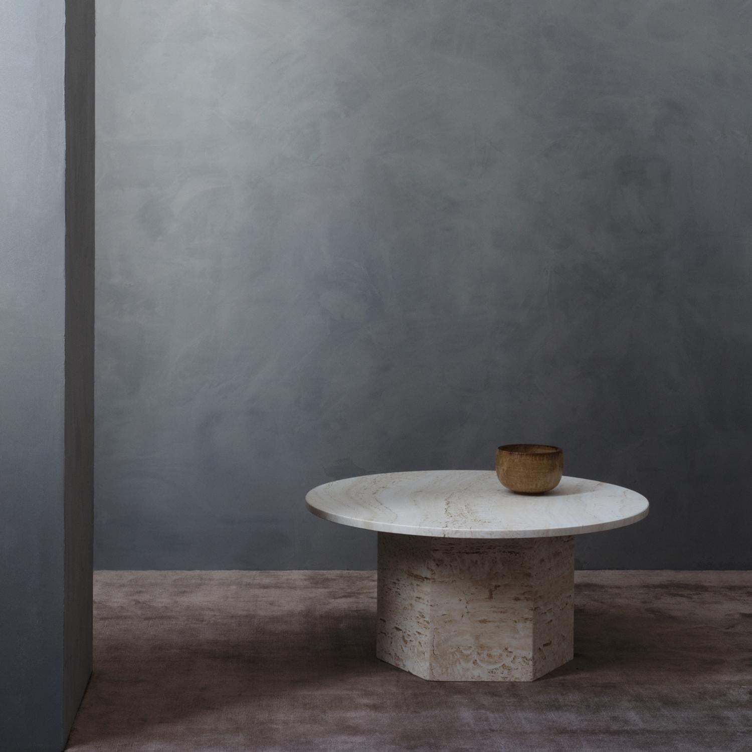 GUBI Table basse Epic Neutre Blanc Travertin Ø80 cm par GamFratesi Neuf - En vente à New York, NY