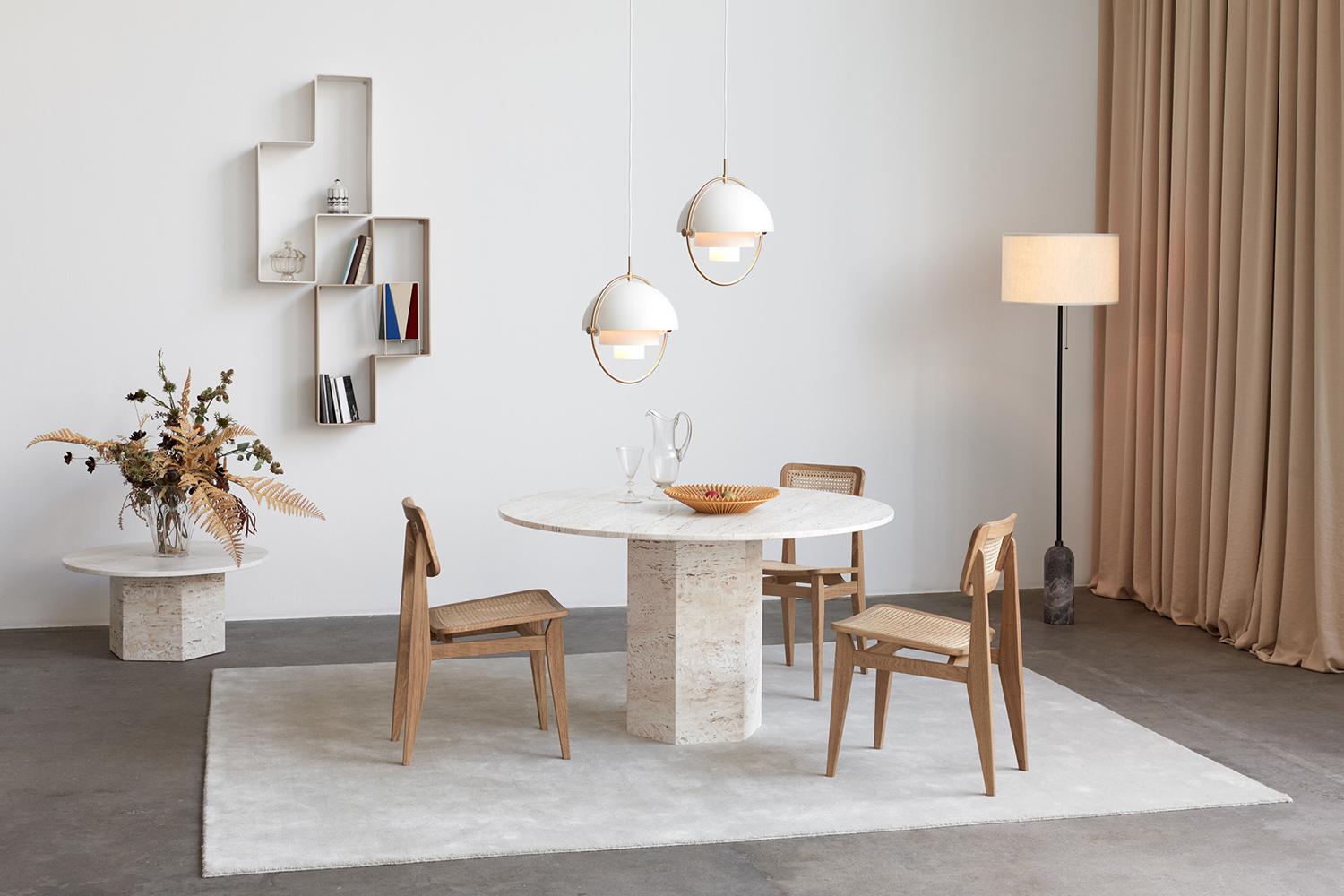 GUBI Epic Table à manger Neutre Blanc Travertin Ø130 cm par GamFratesi en vente 4
