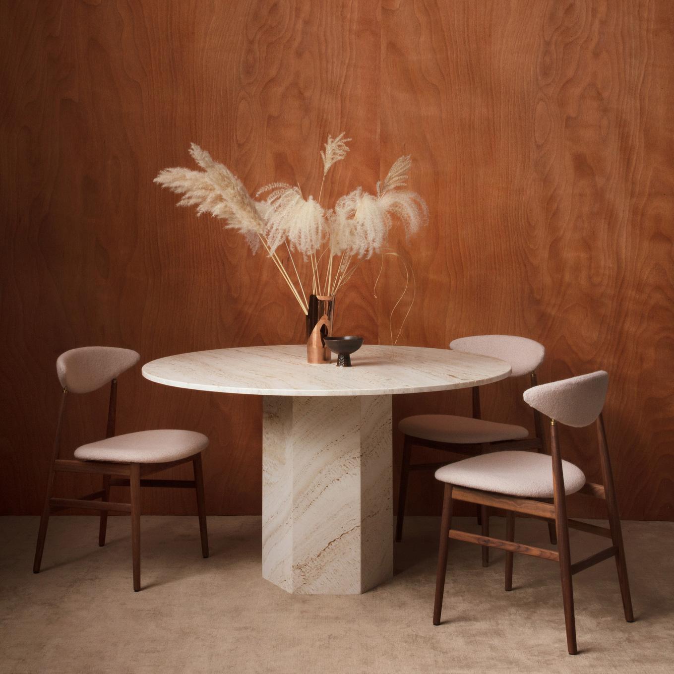 Nommée d'après les poèmes épiques de l'Antiquité, la table Epic de GamFratesi pour Gubi est un meuble sculptural inspiré des colonnes grecques et de l'architecture romaine. Fabriquée à l'origine en Italie à partir de travertin, la nouvelle variante