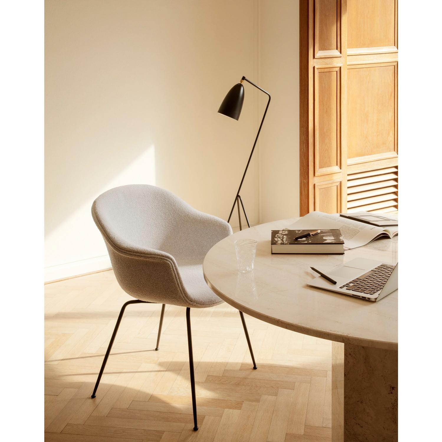 GUBI Epic Table à manger Neutre Blanc Travertin Ø130 cm par GamFratesi Neuf - En vente à New York, NY