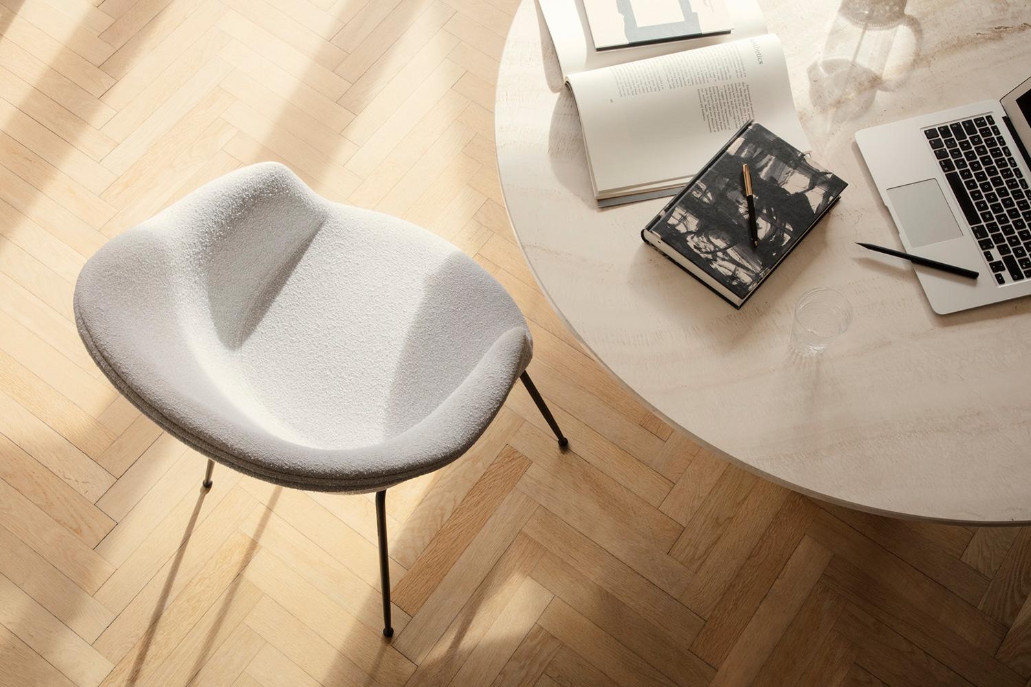 XXIe siècle et contemporain GUBI Epic Table à manger Neutre Blanc Travertin Ø130 cm par GamFratesi en vente