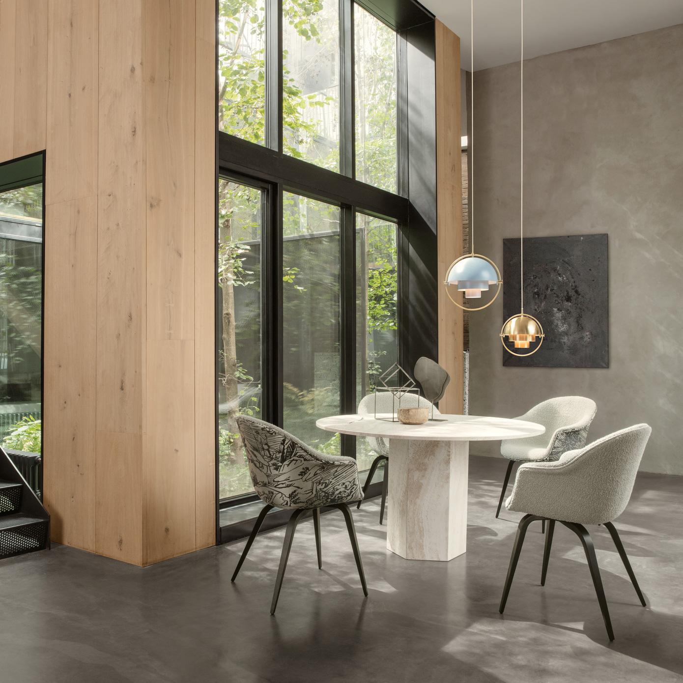 GUBI Epic Table à manger Neutre Blanc Travertin Ø130 cm par GamFratesi en vente 1