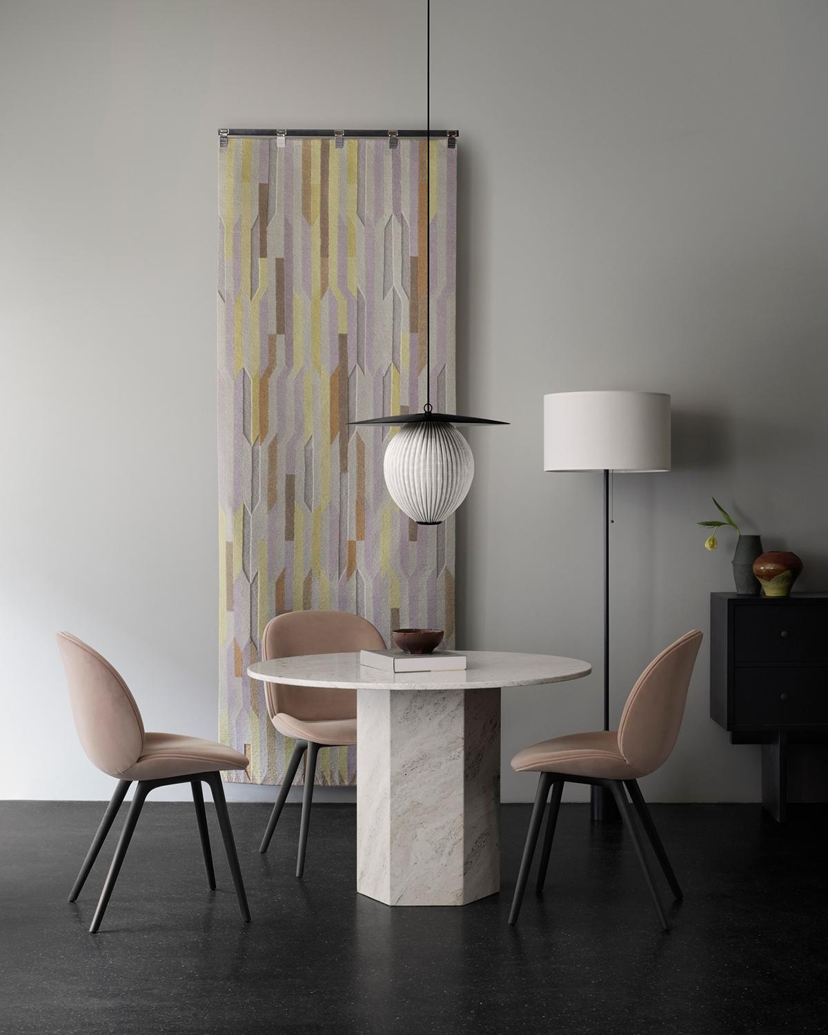 GUBI Epic Table à manger Neutre Blanc Travertin Ø130 cm par GamFratesi en vente 2