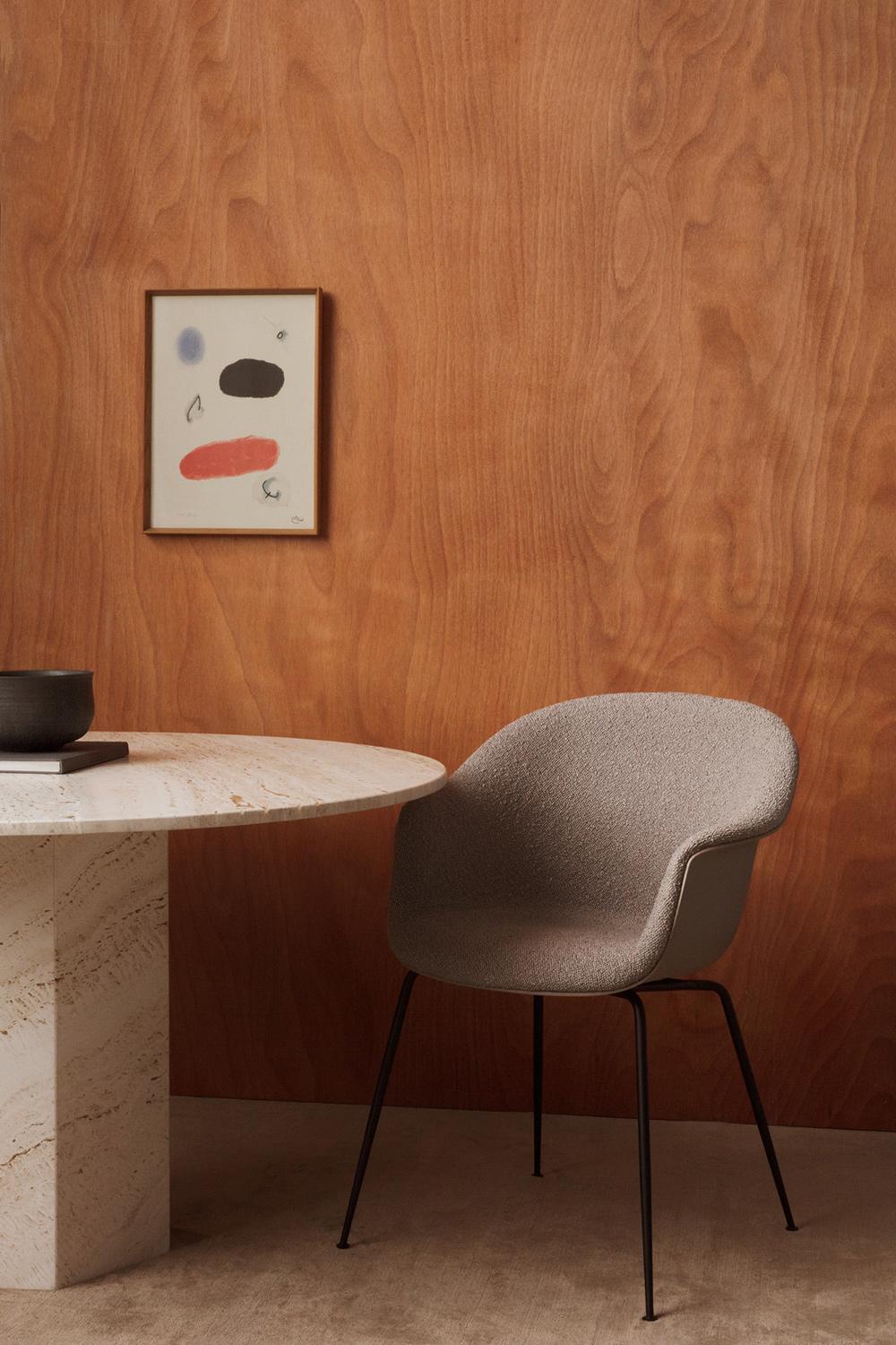 GUBI Epic Table à manger Neutre Blanc Travertin Ø130 cm par GamFratesi en vente 3