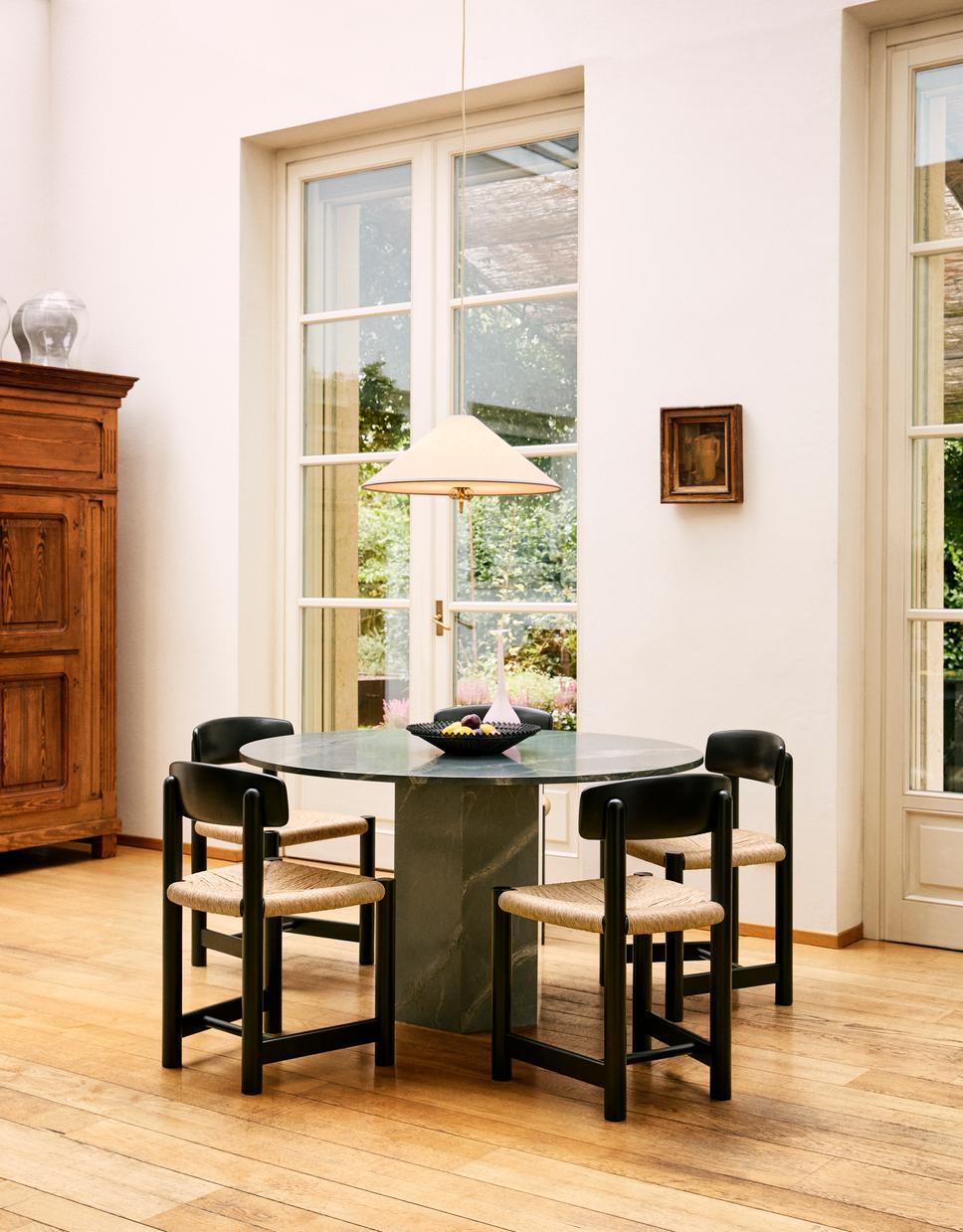 GUBI Epic Table de salle à manger d'extérieur Greene & Greene Greene Ø130 cm by GamFratesi Neuf - En vente à New York, NY