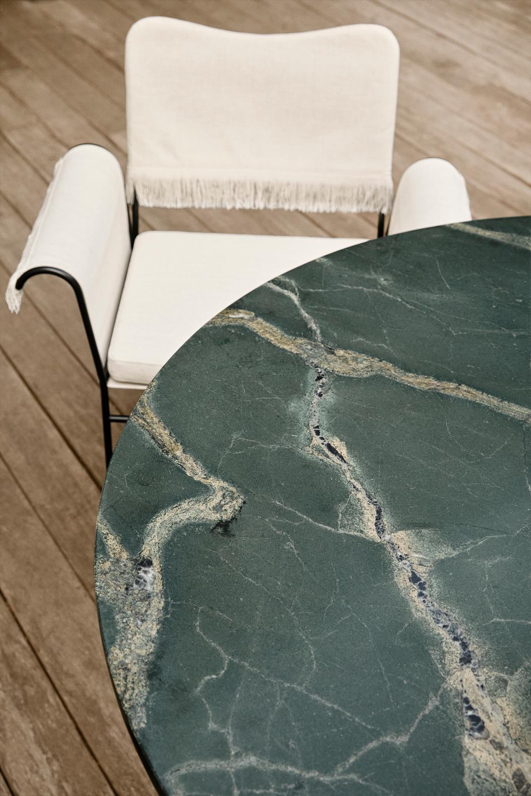 Quartz GUBI Epic Table de salle à manger d'extérieur Greene & Greene Greene Ø130 cm by GamFratesi en vente
