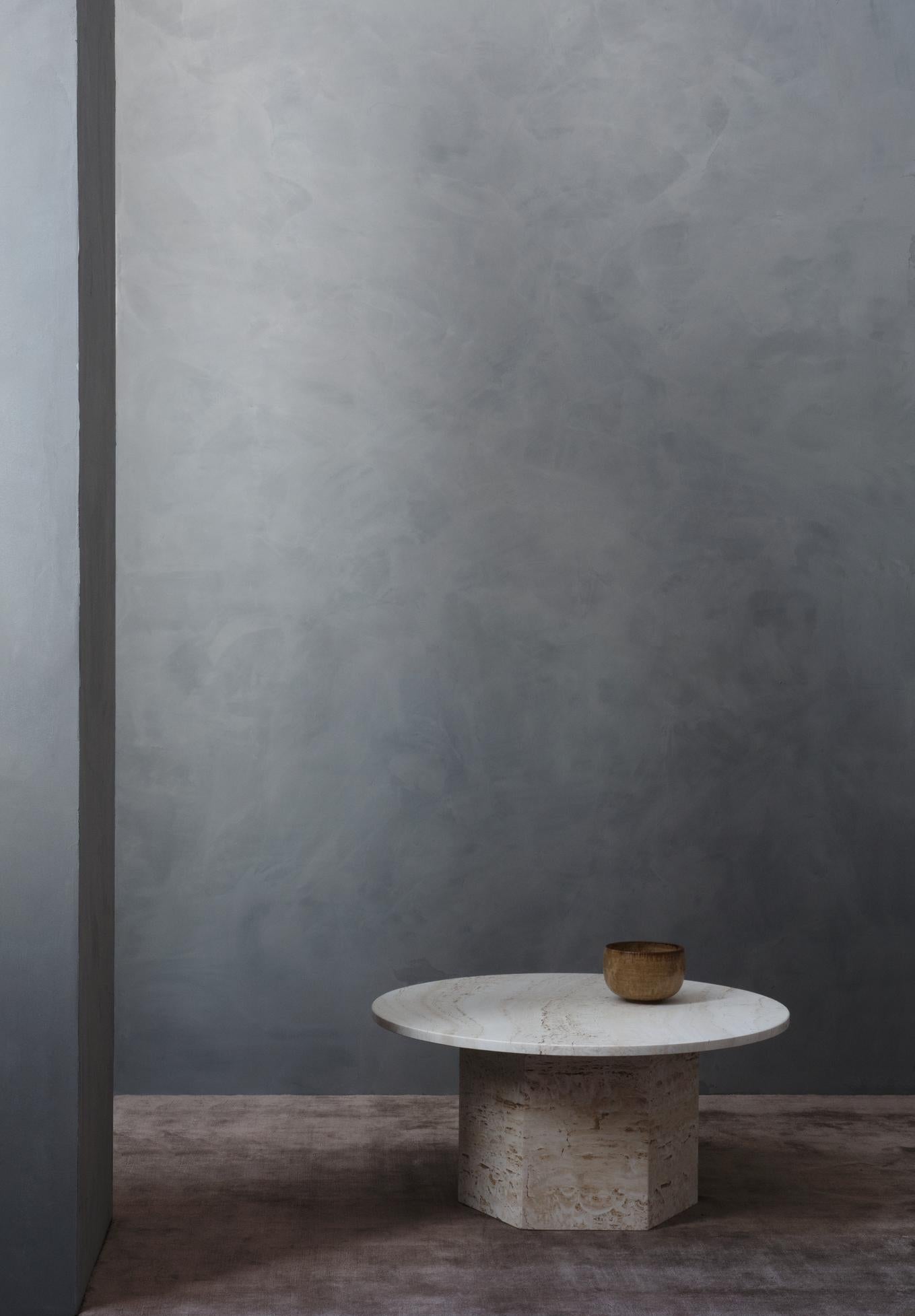 XXIe siècle et contemporain Gubi Epic Table basse ronde en travertin conçue par Gamfratesi en vente