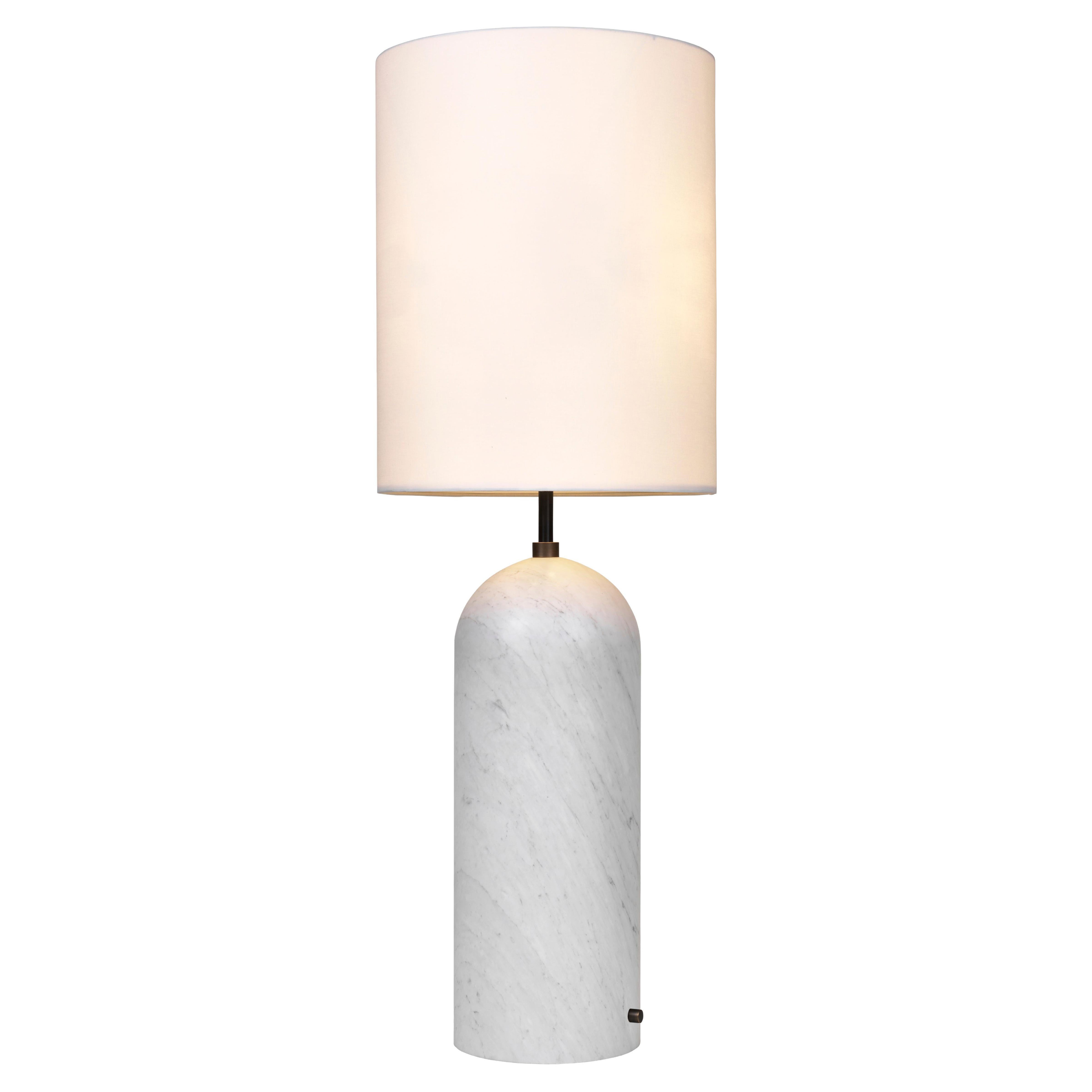 GUBI Gravity Stehleuchte XL Weißer Marmor Weißer Schirm by Space Copenhagen im Angebot