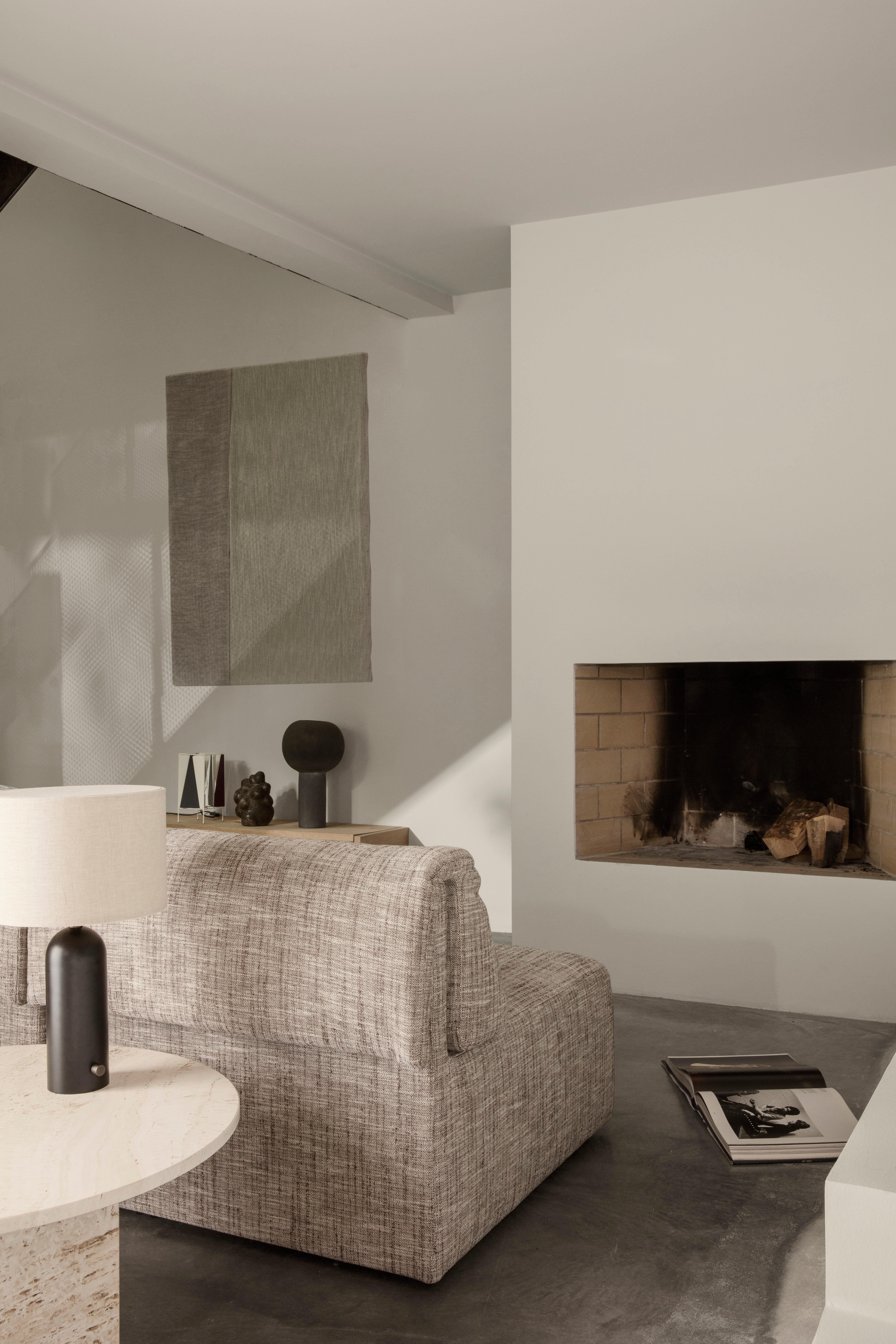 GUBI Gravity Lámpara de mesa Mármol negro Pantalla blanca 65 cm by Space Copenhagen Siglo XXI y contemporáneo en venta