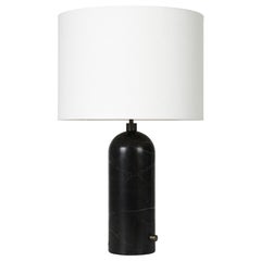 GUBI Gravity Lámpara de mesa Mármol negro Pantalla blanca 65 cm by Space Copenhagen