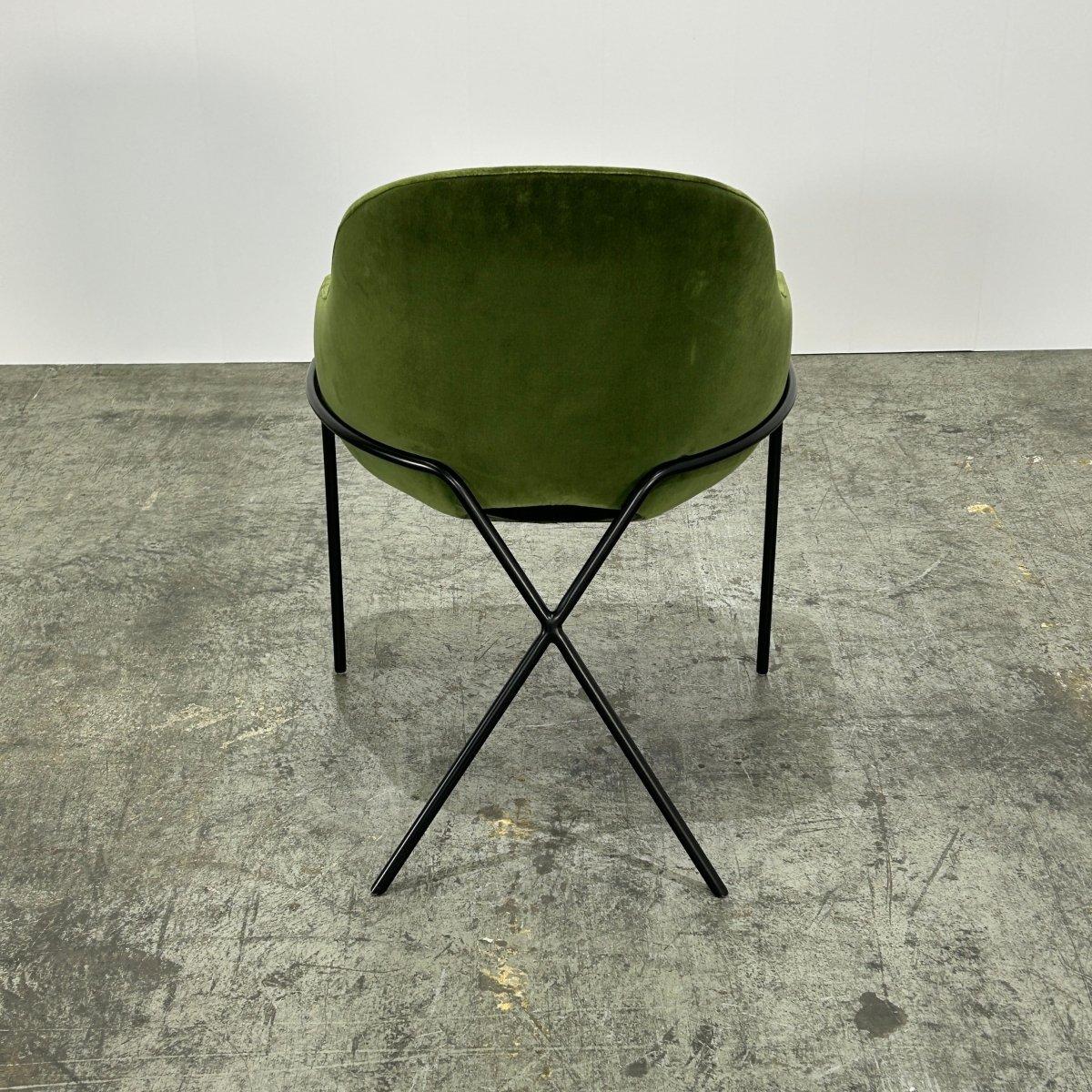 Introduci un tocco di lusso e raffinatezza nel tuo spazio abitativo con la Sedia in Velluto Verde di Gubi. Realizzata con i migliori materiali, questa sedia vanta un design elegante e raffinato che eleverà qualsiasi ambiente. Il rivestimento in