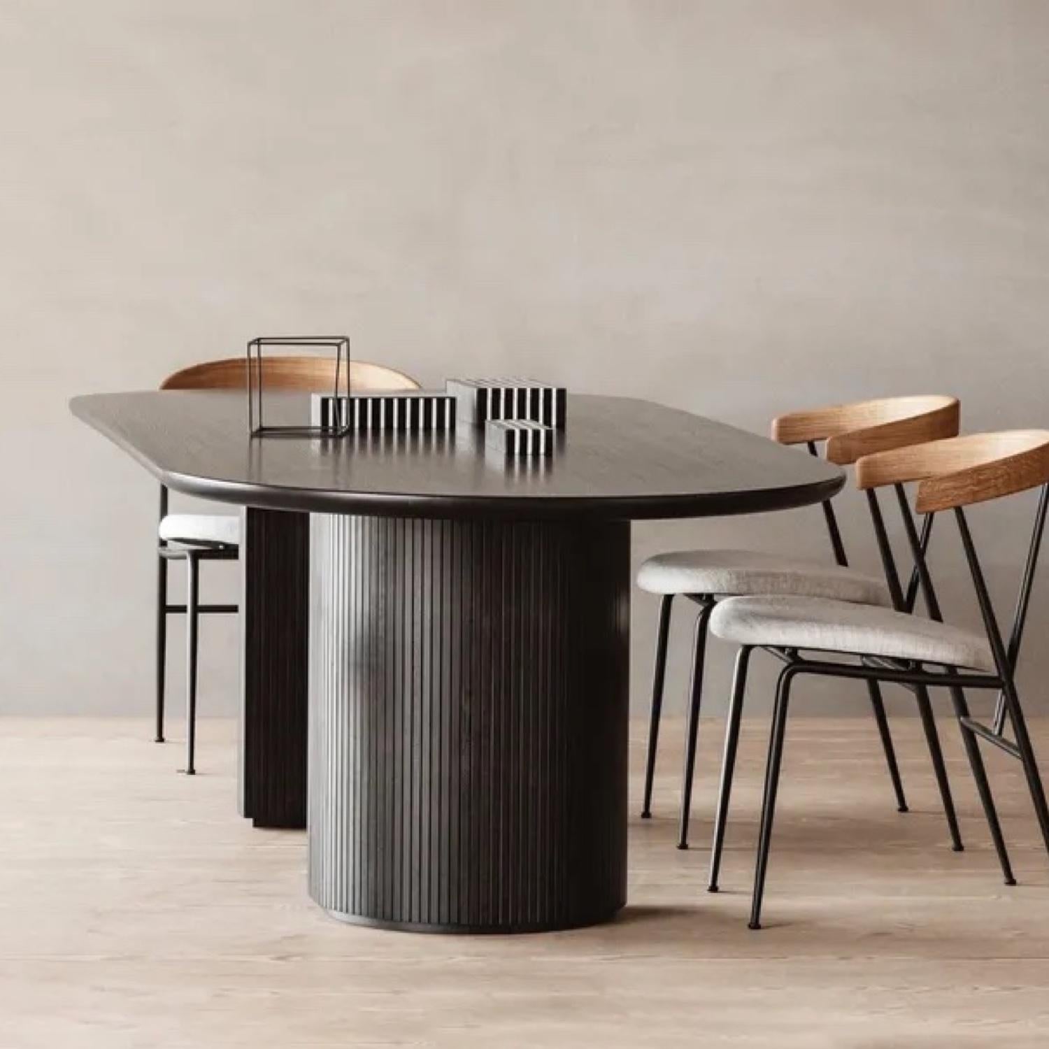 Space Copenhagen est le créateur de la table à manger Classic Moon, une série de tables arrondies et organiques destinées aux espaces domestiques et publics. L'interaction entre le magnifique plateau en chêne massif et la base lisse en forme de