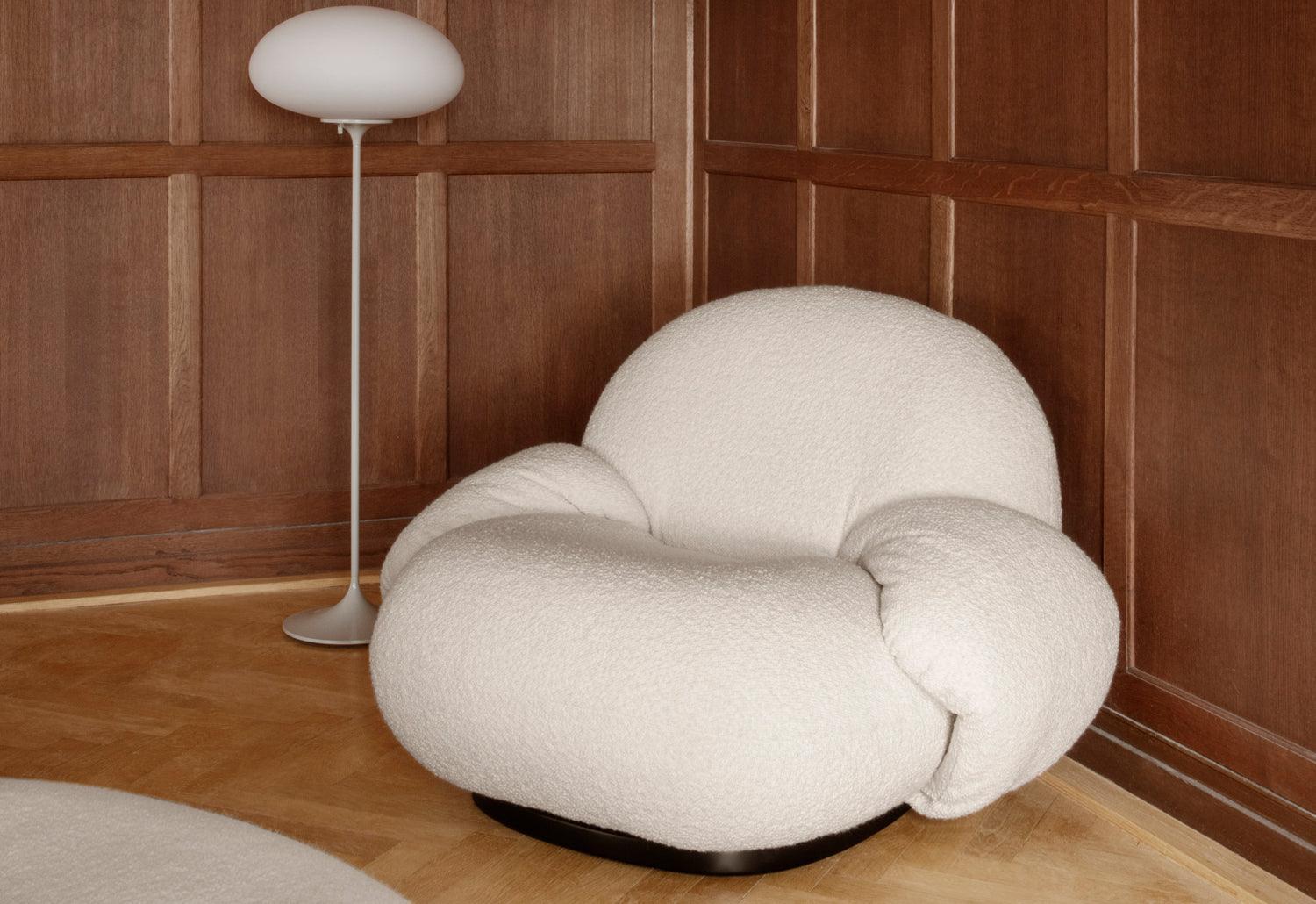 Prix indiqué pour le tissu de départ.
Courbe, douce et basse, la chaise longue Pacha est une création joyeusement moderniste qui embrasse à la fois un confort extrême et une polyvalence sans effort. L'idée de l'emblématique designer Pierre Paulin