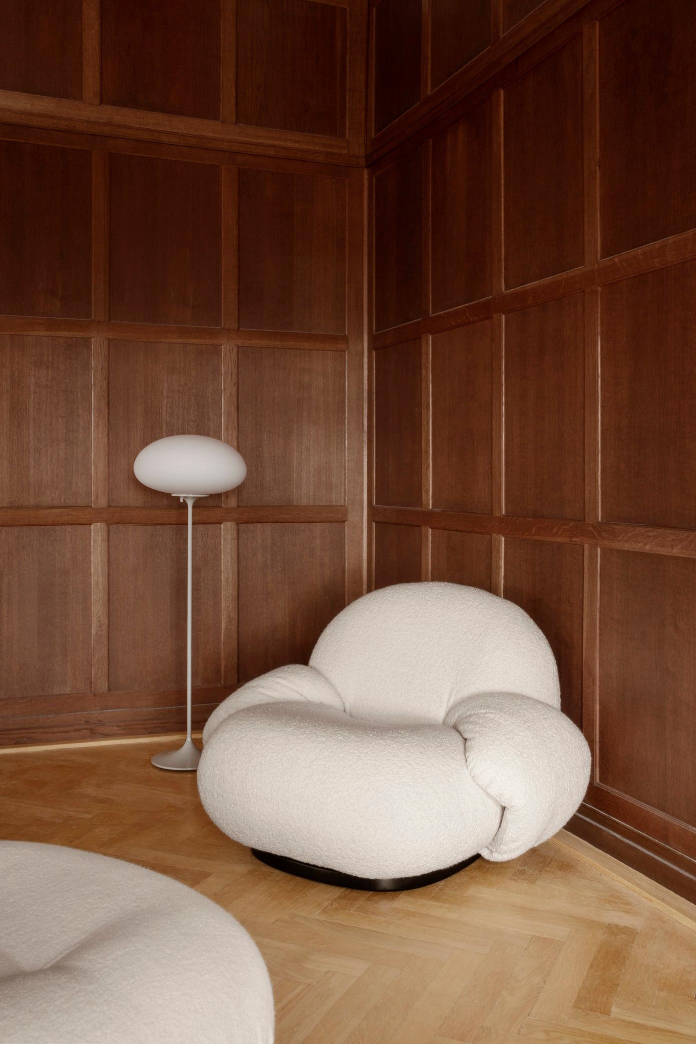 GUBI Pacha Lounge Chair Reposabrazos Karakorum 001 Base giratoria dorada by Pierre Paulin en venta 2