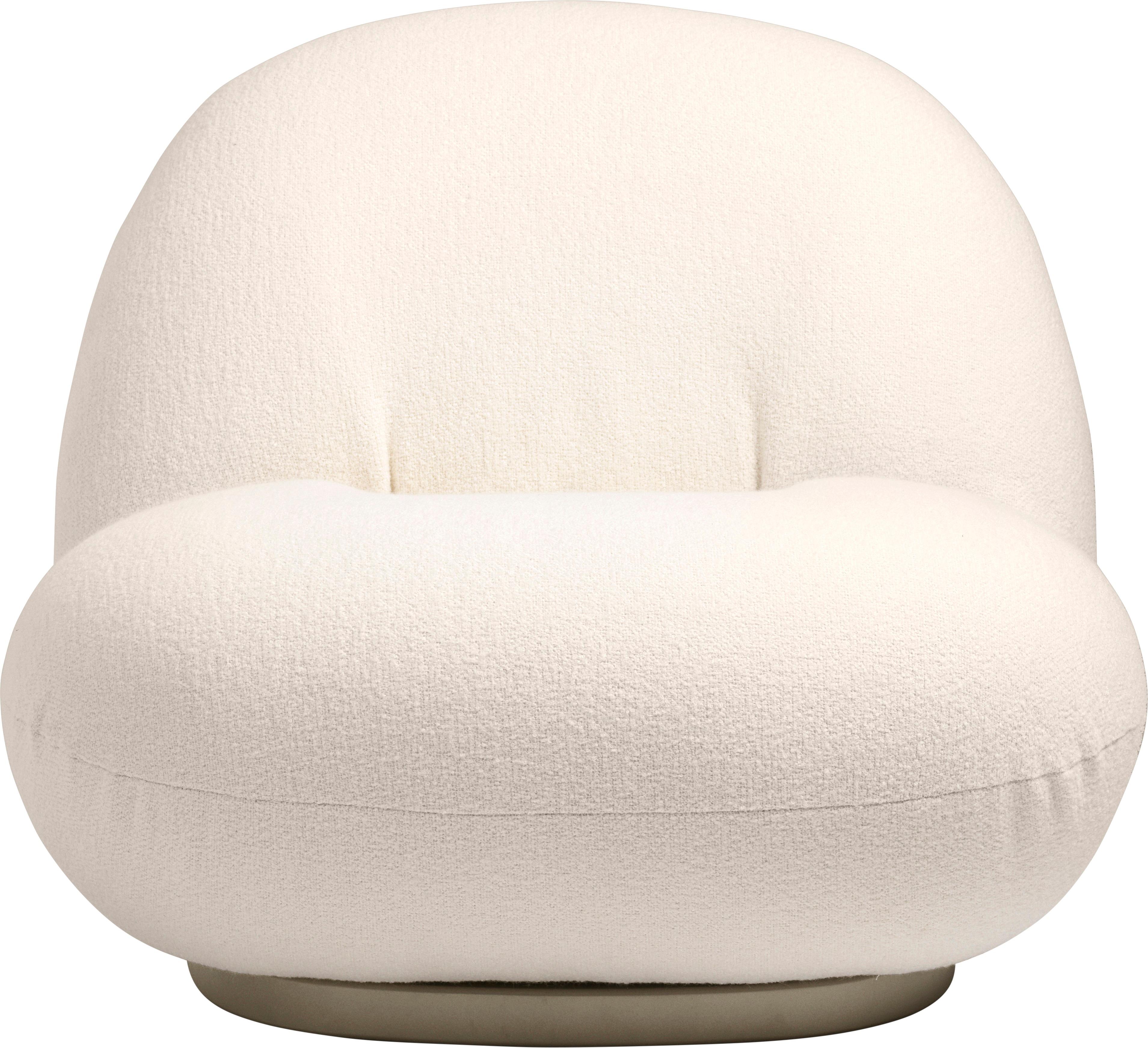 Le légendaire designer français Pierre Paulin a conçu la chaise longue Pacha en 1975. Paulin a conçu la chaise en harmonie avec l'évolution du style de design de son époque, remplaçant l'austérité du design d'après-guerre par une nouvelle approche