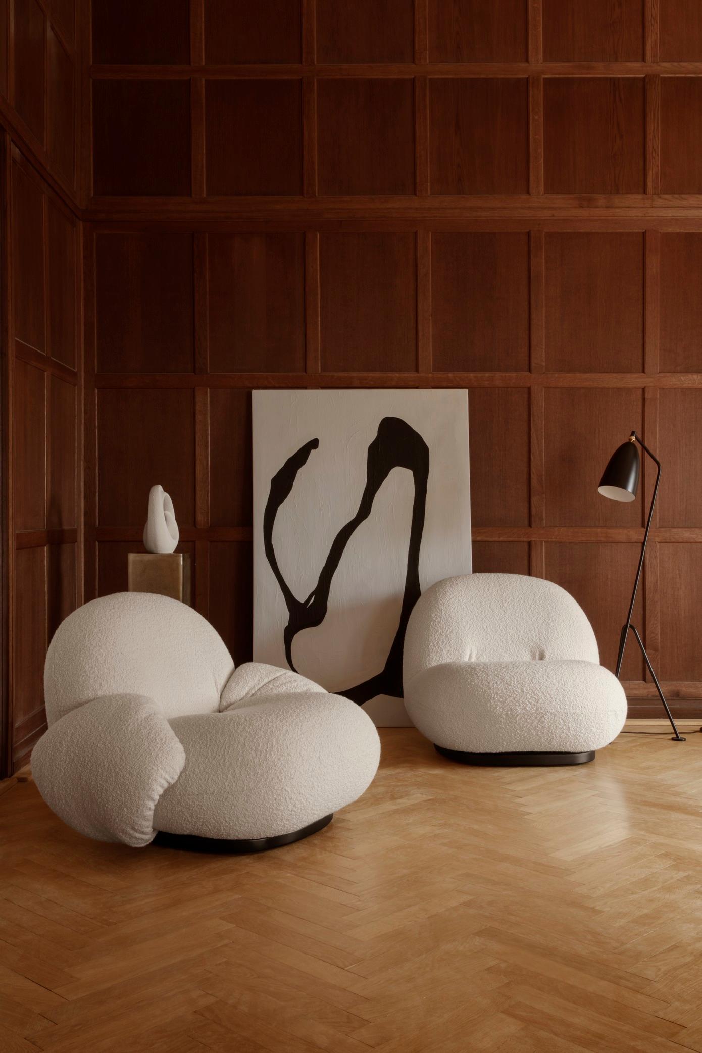 GUBI Pacha Lounge Chair Karakorum 001 Base Giratoria Oro Perlado by Pierre Paulin en Nuevo estado para la venta en New York, NY