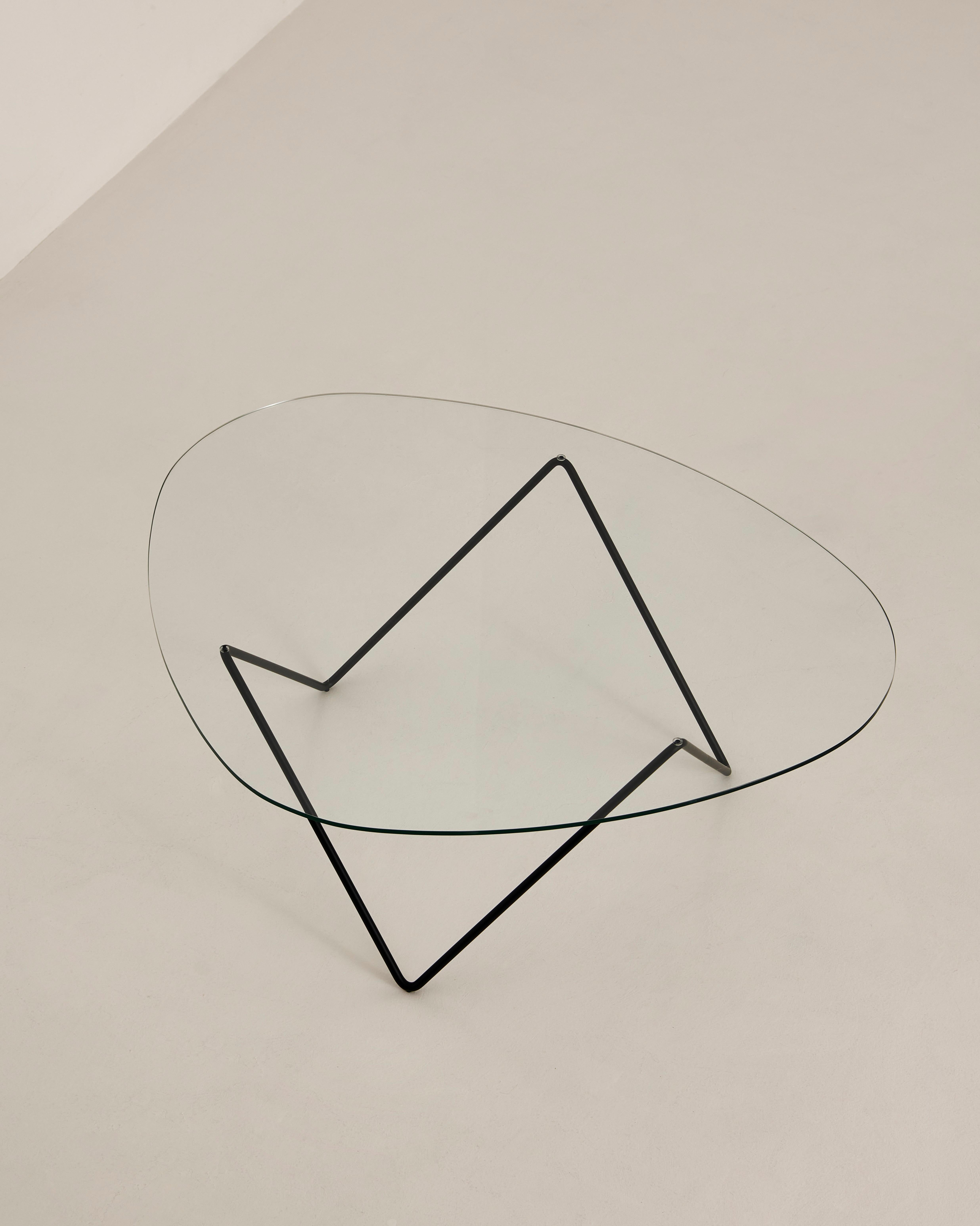 Mesa de centro GUBI Pedrera Base Negra by Cosini & Ruiz Millet Moderno de mediados de siglo en venta
